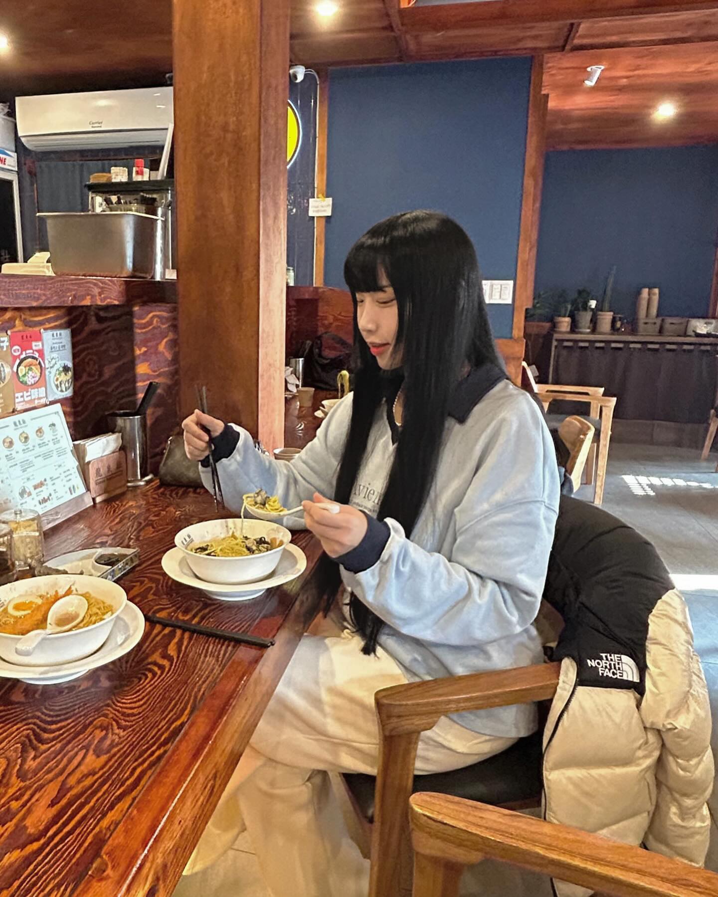 #협찬 
웨이팅 필수 라멘맛집 류센소 🧡 새벽 3시까지 운영하는 라멘집으로 부담없는 야식으로도 추천드려요 ! 🕶️ 겨울 한정 굴라멘 등장에 바로 달려갔다쥬 흐흐,, 🫶🏻🪽 흑돼지 교자는 사룽 :)🖤 무조건 드셔주셔야 하는 부분 🤍

#류센소김해 #김해맛집 #봉리단길맛집 #가좌동맛집 #김해핫플 #김해라멘맛집