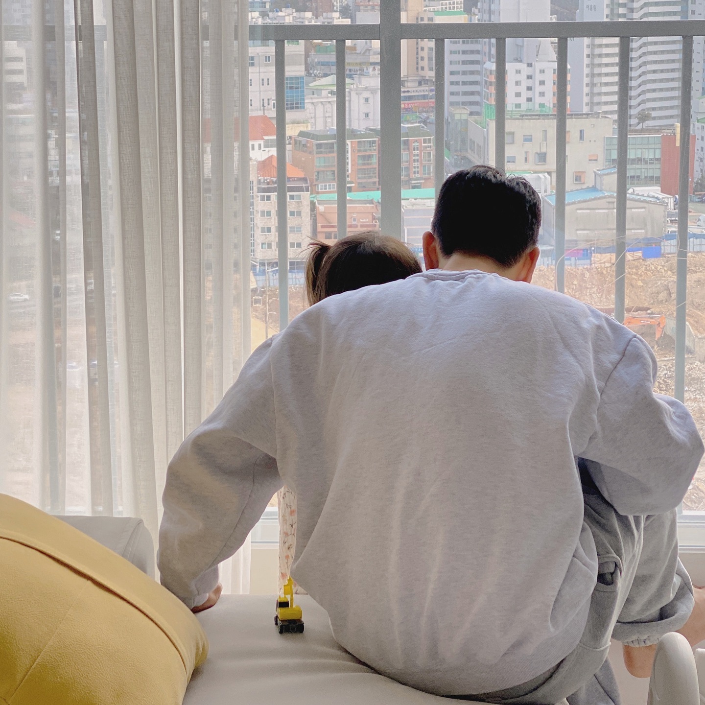 집 바로 앞에 아파트 짓는다고 공사중인데.. 실물 포크레인, 트럭 등등 린이가 좋아하는 중장비 친구들 매일 원없이 볼 수 있어서 은근 좋은점이 많다(?) 아파트 입주민들은 매일같이 공사 민원 넣느라 바쁜데 저는 그저 너무 감사하고요😂
연휴동안은 아빠랑 같이 공사장 구경할 수 있어서 행복한 린이. 귀여운 둘의 뒷모습이 너무 예쁘고 사랑스러워서 한참을 바라보다 도촬해봄. 린이 이야기에 늘 귀기울여주고 다정한 말투로 대화나눠주는 오빠는 왜 블럭놀이만하면 세상 T일까? 참 의문이다..

#오빠t야❓ 
#다들새해복많이❤️