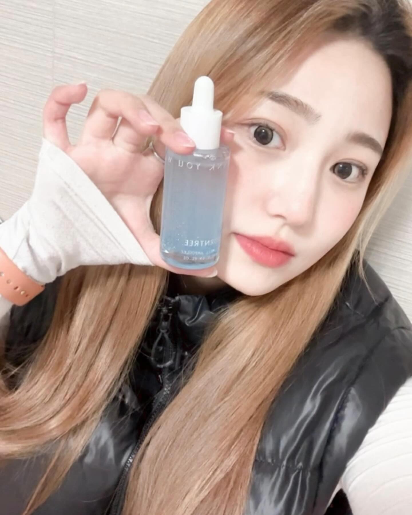 #협찬
업체로부터 제공받은 제품입니다

🫧본트리 수분 에센스 오일볼🫧

💧구슬처럼 가라앉아있는 오일볼이 광채피부 연출💧

세럼 + 오일의 이중효과 특허성분❗️
핵심성분을 담아 보습과 탄탄한 피부❗️
수분 에센스 층이 피부 사니사이를 꽉채우고❗️
오일이 피부표현을 견고하게❗️

저처럼 피부가 건조하고 화장을 하면 잘 뜨시는분
촉촉하게 유지하고 싶을땐 스킨케어 후
오일볼 세럼을 바르면 하루종일 견고하고 매끈 피부를
연출할 수 있어요!
수분조절이 필요한 지성인 분들에게도 추천🙌

#본트리 #오일볼 #세럼 #오일세럼 #에센스추천 # 세럼추천 #에센드 #수분에센스 #페이스오일추천 #페이셜오일 #세럼추천