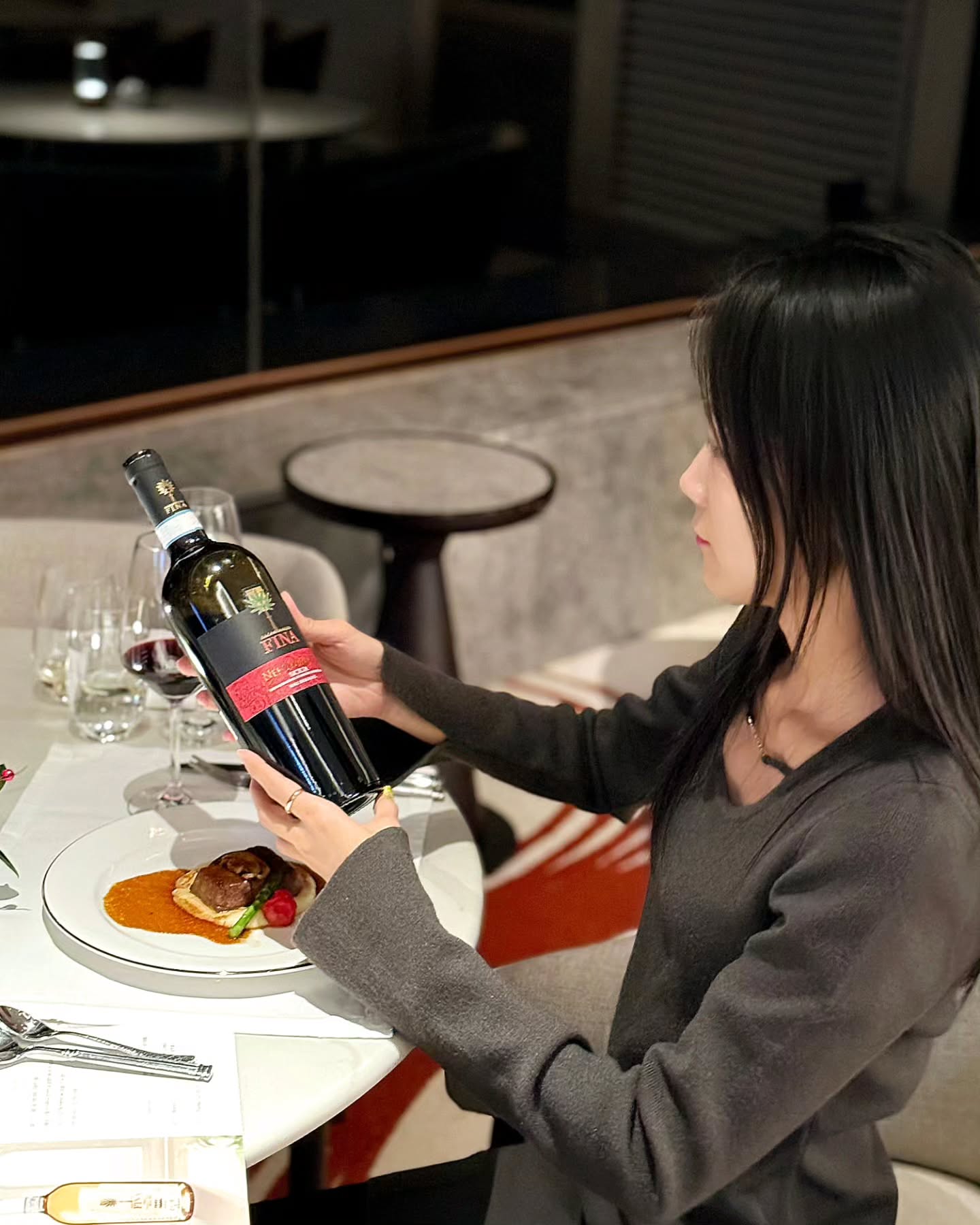 시칠리아의 떠오르는 스타 와이너리 FINA
잠실 롯데호텔에서 피나 오너급 방한 행사가 있었어용😻.

꿈을 꾸는 수퍼 시칠리안 와인메이커 수퍼 투스칸의 아버지!
'쟈코모 타키스'의 제자가 만든 와이너리구요🍷
3년 연속 비비노 현지 판매 1위에 빛나는 와이너리랍니다.
(쟈코모 타키스는 사시까이아, 티냐넬로를 만든 분👍👍)

개인적으론 예전에 피나 타이프를 마셔본 적이 있는데, 
모스카토의 기원이라는 지비보 품종인데 의외로??
드라이한 와인이라서 흥미로웠던 기억이 있거든요
그래서 다른 라인업도 넘나 궁금했답니다

자 그럼 이 날 와인 리스트업은요?

🍾 1. 피나 파 도제 Fina Pas Dose Metodo Classico
샤르도네 70%, 피노누아 30%
청사과, 흰 꽃, 신선한 과실, 좋은 산도, 자글자글한 버블

🥂 2. 피나 키케 Fina Kike
게뷔르츠트라미네 90%, 소비뇽블랑 10%
리치, 약간의 페트롤, 탄탄한 구조감과 산도

키케는 페데리카의 별명이라고 하네요
이탈리아 현지 비비노 15유로 미만 전체 판매 1위로,
한국에도 제일 먼저 들어오고 굉장한 성공을 거두었다고!
시칠리아 날씨와 게뷔르츠트라미너의 만남이라니..!💜

🥂 3. 피나 타이프 Fina Taif
지비보 100%
달콤한 허니써클, 카모마일, 살구, 미디엄 바디감
일반적으론 스위트 와인으로 생산되는데 요건 드라이 타입!

🥂 4. 피나 마마리 Fina Mamari
소비뇽 블랑 100%
피망, 바질의 풋풋함, 라이트 바디, 섬세함

뜨거운 시칠리아산이라고는 믿을 수 없는 섬세한 쇼블
어머니에게 헌정하는 와인이라고 해요

🥂 5. 피나 블라블라 Fina Vola Vola
비오니에 100%
시트러스, 이국적인 꽃향, 미네럴리티

볼라볼라는 아이들 비행기 태워주는 놀이를 뜻해요
사하라사막에서 오는 황사를 겪고 탄생하는 우아한와인

🥂 6. 피나 케브릴라 그릴로 Fina Kebrilla Grillo
산지오베제 100%
시칠리아의 시트러스와 우아한 꽃향, 짭짜름한 미네럴리티

그릴로는 시칠리아의 가장 대표적인 포도 품종으로,
더운 기후에 최적화된 포도! 케브릴라는 빛나다 라는 뜻!

🥂 7. 피나 네로 다볼라 Fina Nero d'Avola
네로 다볼라 100%
말린 자두, 체리, 블랙베리류, 부드러운
 
네로 다볼라는 시칠리아에서 가장 많이 자라는 토착 품종
이 날 유일한 레드였는데 부드러운 탄닌감이 굿굿!

히히♥️ 정말 FINA 와인들 매력에 푹 빠졌던 이 날❣️
분위기도 좋았고, 롯데호텔 메뉴들은 정말 다 맛났고
창문 밖으로 롯데월드 Lotty 도 봤고ㅋㅋ🤣🤣
반가운 얼굴들까지 보니 새삼 신난 그런 하루였습니다☺️🩷

좋은 행사에 초대해 주셔서 넘 감사드려요
피나 와인들에 많관부🙏

#시칠리아#FINA#피나#잠실롯데호텔#롯데호텔월드#롯데호텔#더라운지앤바#슈퍼투스칸#비비노#이태리와인#시칠리아와인
