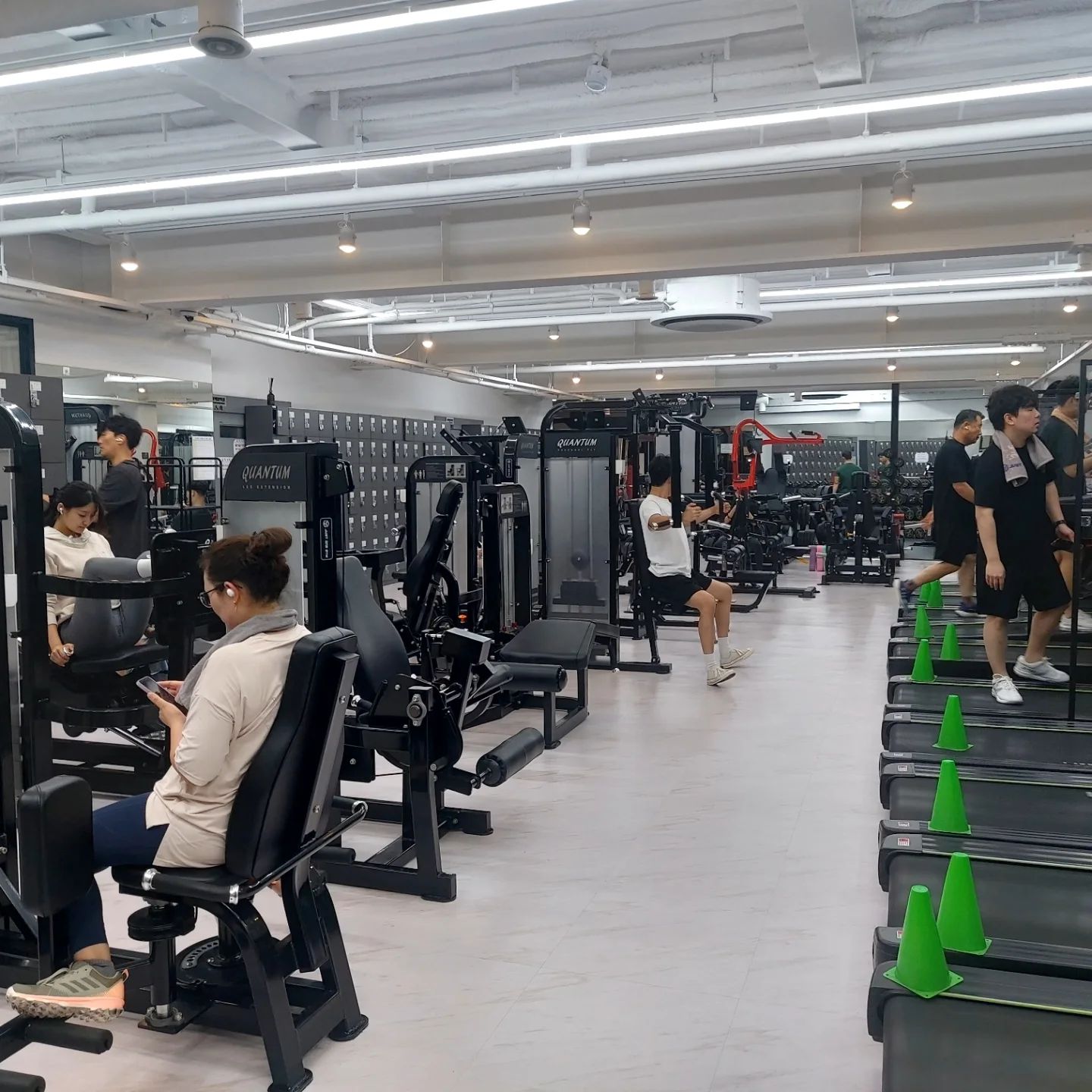 퇴계동에서 핫한 헬스장, 저스트원짐을 다녀왔어요! 개인 PT가 5만원대라는 부담 없는 가격에 체계적인 시스템으로 진행돼서 정말 좋았습니다. 다양한 머신이 구비되어 있어서 원하는 운동을 마음껏 할 수 있었어요!

특히 기구 필라테스 수업은 최고의 강사님과 함께해서 더욱 즐거웠고, 매달 진행되는 이벤트 덕분에 운동하는 재미가 더해졌답니다. 운동을 좋아하는 분들에게 적극 추천합니다! 💪✨

#춘천헬스장 #춘천pt #춘천다이어트