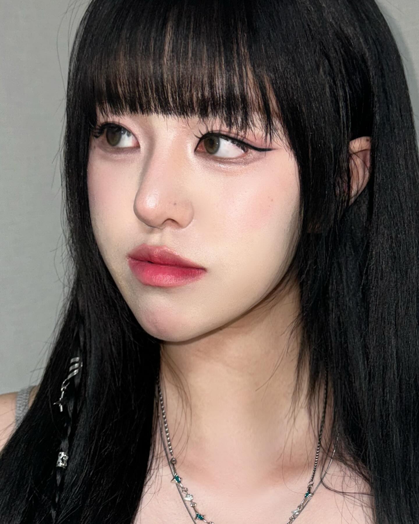 #Ad  속눈썹 중독자인 저에게 진짜 게임체인저 같은 노 글루 부분 속눈썹을 찾아서 추천해드립니다!!!✨👀 키보 삐삐래쉬🎀 인데 
속눈썹 풀을 직접 바를 필요 없는! 속눈썹에 굳지 않는 투명 글루가 발라져있는 글루 일체형 부분 속눈썹이에요! 

삐삐래쉬는 두 종류 인데 셀러브리티는 3조각, 크라운은 4~5개 조각이면 한쪽눈에 다 가능해요! 양 쪽 눈 붙이는데 2분? 걸릴까?
아침에 시간도 없는데 가닥 속눈썹 한쪽눈에 7가닥 붙이려고 하루 종일 걸리시는 곰손들? 뭐해요? 당장 주문하세요ᕦ(๑•̀o•́๑)ᕤ

접착력도 너무 좋아요! 잘못 붙이면 그냥 떼고 다시 붙여도 접착력이 좋아서 10번 땠다 붙였다 해도 하루 종일 잘 붙어 있었어서 충격 그자체…눈에 글루 뭍어나고 지저분해지던 과거에서 탈출가능❤ 디자인은 말해뭐해? 붙이면 깔끔하고 또렸한 눈매 바로 만들어줘요🔥그냥 이것저것 다 써본 저는 여기 정착할꺼에요
왜 이제 알았나 싶을 정도로 추천합니다! 메이크업 완성도 높이고 싶은데 어려워서 도전하지 못 하셨던 분들도 너무 쉽게 가능해요!
.
.
.
.
.
.
.
.
.
.
.
.
.
.
.
.
#eyelash#makeuptutorial#koreaneyelash#idolmakeup #kpopmakeup#douyinmakeup#nogluelashes#keybo#화장품추천#눈화장#아이돌메이크업#속눈썹추천#가닥속눈썹#속눈썹#아이메이크업 #데일리메이크업 #패션#오오티디#메이크업스타그램