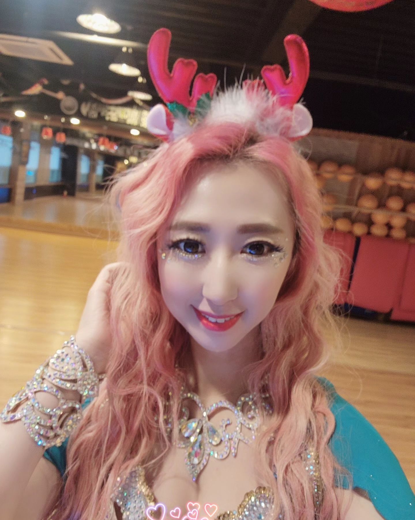 #코코밸리 #짱 #공연단 #밸리공연단
공연전 #크리스마스 #컨셉 #사진찍기 🥰
사진못찍으신 4명의쌤들 ㅜ담에 함께해요💜
쌤들 다~이뽀용👍💕 사랑합니다~❤️

친구.지인.친척.인님들 새해보많이많이 받으시구 24년도에는 하시고자하는일 모두모두 #대박나세요 
.
#새해복많이받으세요 
#즐거워 #행복해 #지금처럼만 
#공연홍보 #공연문의환영 #공연스타그램 #밸리공연 #밸리댄서 #밸리강사 
#밸리사랑 #밸리댄스녀 #공연문의dm #밸리 #공연