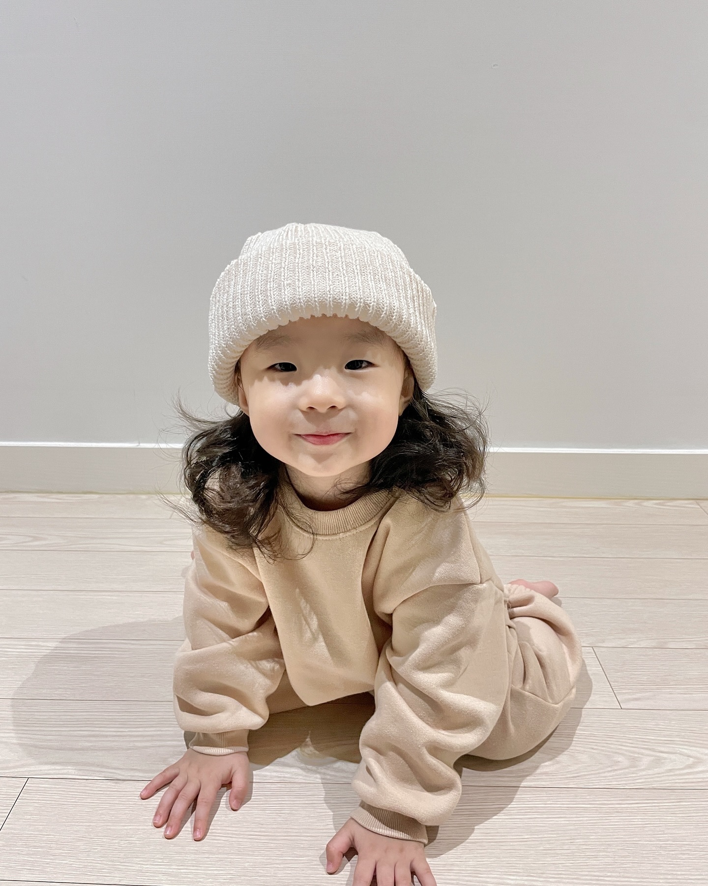 ⠀
회사에 있으면 보고 싶어서 미칠거 같고
집에 같이 붙어 있으면 빨리 자면 좋겠고
자는 모습 보고 있으면 괜히 깨우고 싶고
엄마의 마음 다 똑같은거겠죠？...🫶🏻🫶🏻