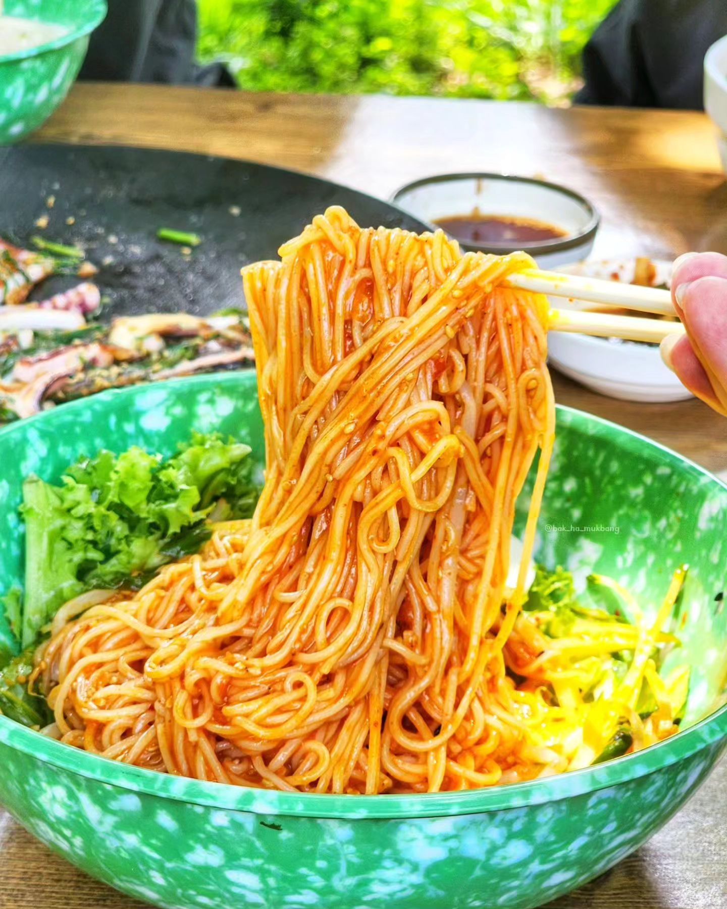✅ #박하의먹방_밀양 #부산집
#호박소 #밀양맛집 #산내면
-
• 비빔국수, 콩국수 8,000원
• 잔치국수 6,000원
• 해물파전 15,000원
• 더덕동동주 10,000원
-
솔솔부는 바람, 초록 그늘아래
밀양 산뷰를 보며 먹으면 꿀맛💚
부산집은 반려견동반식당이에요!
⠀
꼬숩고 시원한 콩국수에 소금넣어먹음 별미!
진한 육수의 잔치국수도 맛나구 매콤한
비빔국수가 특히 맛나더라구용!!!
 ⠀
오징어와 버섯 가득한 해물파전에
입안 가득 퍼지는 더덕 동동주 한사발하면
힐링이 따로없구나😎밀양 놀러가시면 강추해요!
⠀
#밀양여행 #밀양 #밀양애견동반 #밀양반려견동반
#경남맛집 #로컬맛집 #면스타그램 #국수맛집
#밀양가볼만한곳 #경남여행 #먹스타맞팔 #먹팔