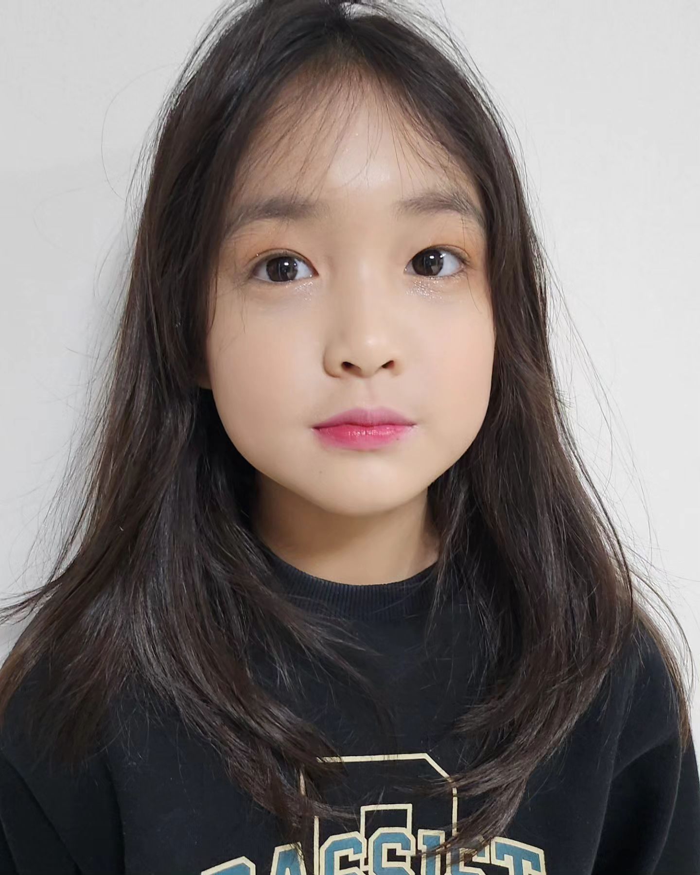 혼자 메이크업놀이 하신 예비초3  ㅋㅋㅋ
아기 때 부터 화장놀이 좋아했긴 한데
언니야되니까  이제  제법 잘 하는 듯♡

자기 턱 밑에 있는 점은  장원영 점이라면서 🤣 

할머니가 국수에 넣을 부추나물무침 해야된다니 
참기름 넣고 소금 넣고 간보면서 야무지게 부추나물 무침도 해서 엄마 입에 넣어주는  우리 딸♡  내 사랑둥이 ❤️ 

#딸스타그램 #예쁜딸 #사랑해 ♡ #메이크업