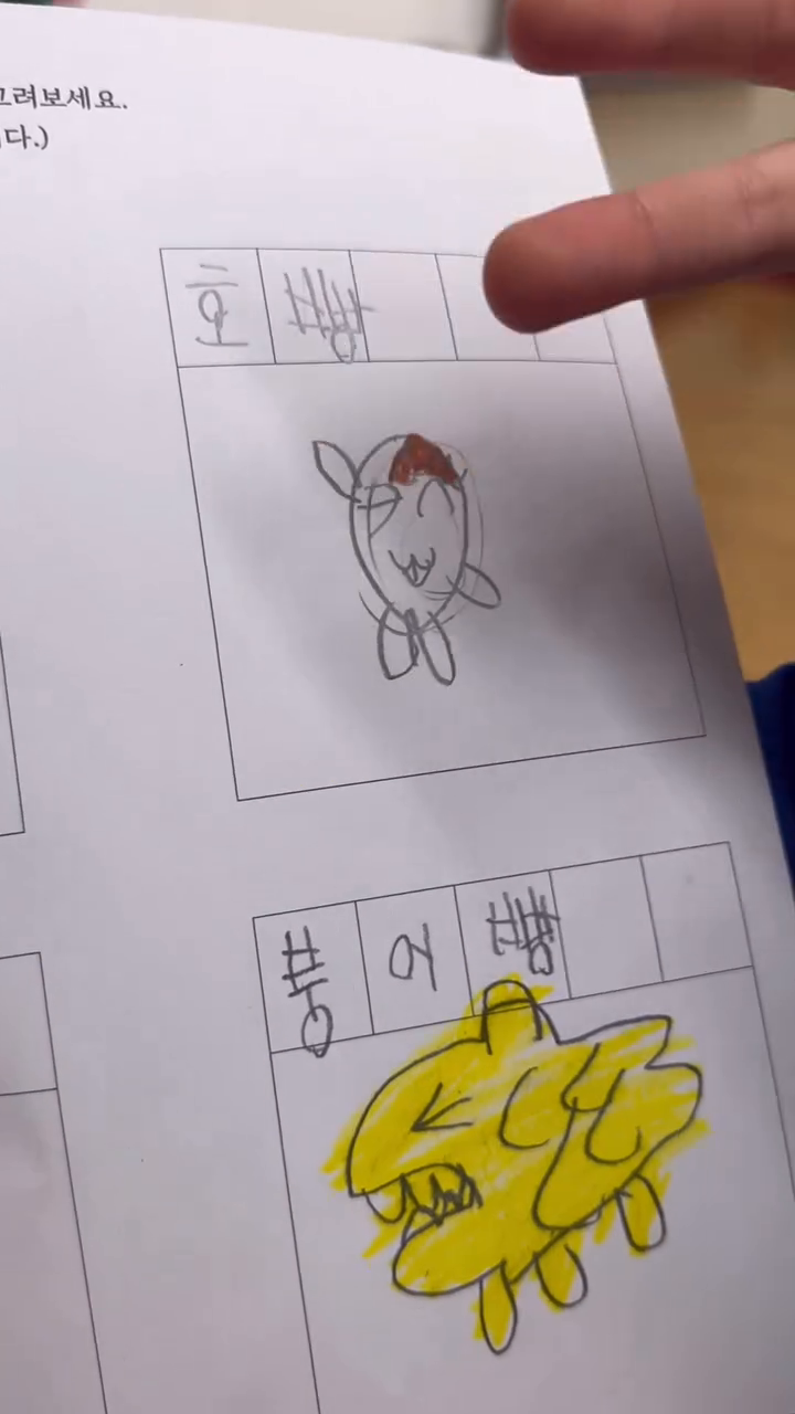 1학년 친구들은 쉬는시간만 되면
세상 모든 소식을 들고 찾아온다🐥
속상한 일, 자랑하고 싶은 학습지, 사랑고백
이 모든 것이 10분 안에 일어난 일이라는 것ㅋㅋㅋㅋ

시끌시끌한 교실과
5배는 더 시끌시끌한 음악학원에서 일하다보니
조용한 환경보다 주변에 아이들이 있을 때
더 평온함을 느끼게 됨

+++
이렇게 소음이 있는 환경을 활용해서
3학년 이상 (심지어 중,고등,성인까지)
하기 좋은 훈련 = 선택적 소리 듣기 훈련

아이들에게 지속적으로
주변 소리 중 하나에 집중해보는 연습을 시키면
혼란스러운 상황 속에서도 집중하는 능력과
안정을 찾을 수 있는 능력을 키워줄 수 있음!

주변 소음 + 전자기기 소음이 많은
요즘 아이들 & 현대인들에게는
정말 필수적인 훈련인데
생각보다 이게 어려워서
집중력이 떨어지는 경우가 많다는 것!

더 궁금하다면
유튜브 [한국문화예술교육진흥원] 채널에
"머레이 쉐퍼 _ 소리교육 1"
영상 확인해보기✨

이 훈련을 통해
저학년 수업 시끌시끌한 상황 속에서
크리티컬 한 소리에 집중하는
능력이 생겨버린 음악쌤👩‍🏫

Credit. suraasa.teach 
#초등교육 #중등교육 #음악수업 #쉬는시간
#음악학원 #학원원장 #선생님 #학교 #학원