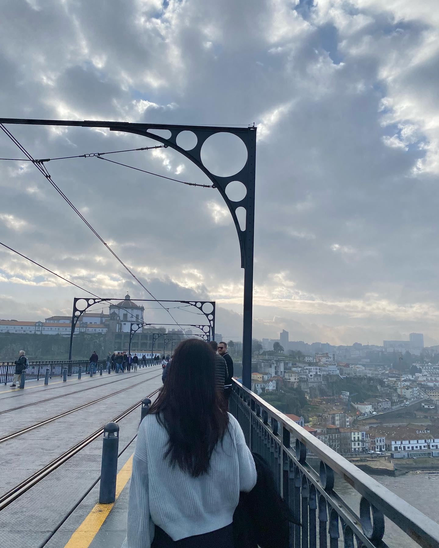 스페인에서 적었던 올해의 목표는 신기하리만큼 많이 이루어졌다. 코로나 이후 처음 떠난 두달간의 여행을 시작으로 이직과 이사, 이별 그리고 두개의 일을 병행하면서 바쁘게 지낸 경험까지
도전한 만큼 흔들리기도 했지만 후회는 없다! 올해도 더 성장할 나를 믿어 🎂 2024년에도 사랑하는 사람들 모두 건강하고 행복한 한해가 되길 🫶🏻