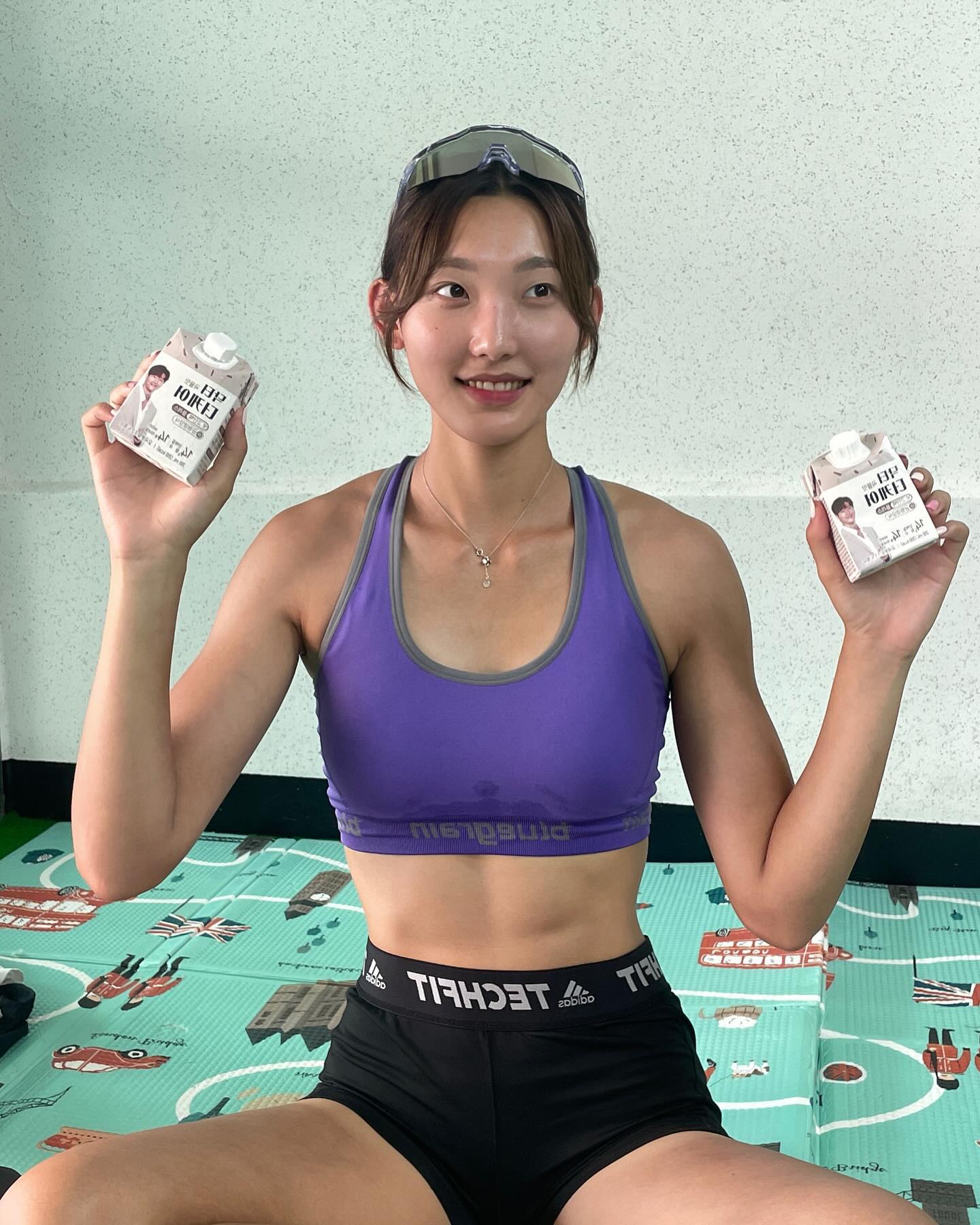 남녀노소 모든 분을 위한 최고의 밸런스 영양식품팩, 닥터더케어!

다이어트 & 식사 대용, 건강전도사 김종국의 추천 제품 
닥터 더 케어에서 받은 곡물맛 영양식품 팩 
🌟14종의 비타민 & 미네랄 함유 ✔️
- 소화, 흡수가 빠르도록 MCT 오일 사용 ✔️
- 간편한 휴대성, 사이즈로 언제 어디서나 편리한 섭취 ✔️ 
운동 전, 후 간편하게 식사 대용으로 챙겨 먹고 있는데 맛도 곡물 맛이라 남녀노소 좋아할 것 같은 맛입니다! 

들고 다니기에도 부피가 크지 않아 가볍게 들고 먹기 좋을 것 같아요 😊

dr.thecare 
weenwin_official 

#협찬 #김종국추천제품 #다이어트 #식사대용 
#닥터더케어 #곡물맛건강식 #다이어트제품 #식사대용제품 #균형영양식 #환자영양식