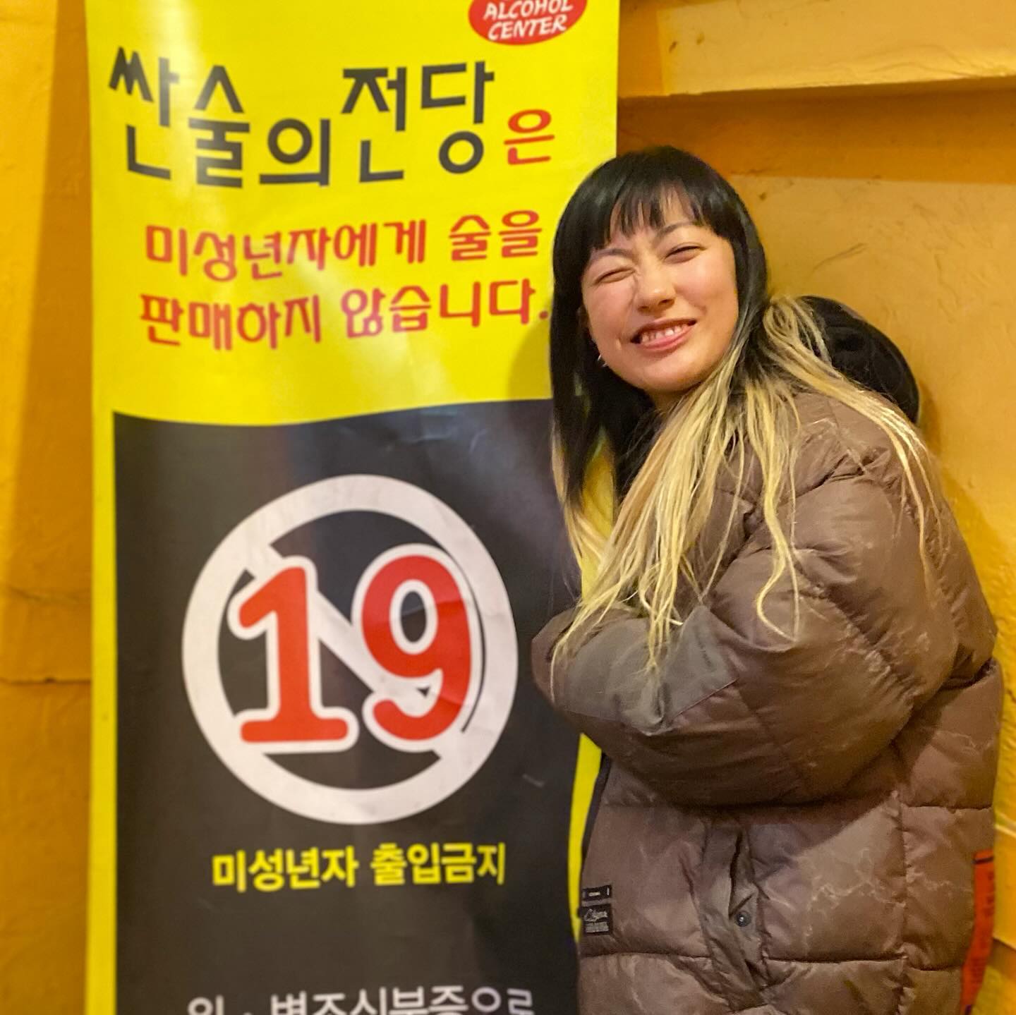 오늘도 강남여행에서 살아 돌아 왔다
술췌서 칭구들한테 집 보내달라고해서 택시태워 보내줬는데
택시 아저씨가 망원동이 어딘지 모르겠다고 
압구정에서 안양으로 간 상황에 대하여 
집 안가고 첨보는 길로 가길래 중간에 내려달라고 해서 내렸는데 
거기가 인덕원이였고 폰도 같이 두고 내린 상황에 대하여
내리자마자 다른 택시 잡고 집 왔는데
나를 압구리에서 안양까지 데꼬 간 택시 아자씨한테 망원동 와달라고해서
폰을 찾은 상황에 대하여
물어보니 내가 잠도 안자고 앉아서 집가는길 맞다고 
앞뒤 안맞는 말을 하는 그런 상황인데 폰때문에 돈을 더 준것에 대하여...
#눈뜨고코베임 #무서운강남 #강남나들이 #서울촌년