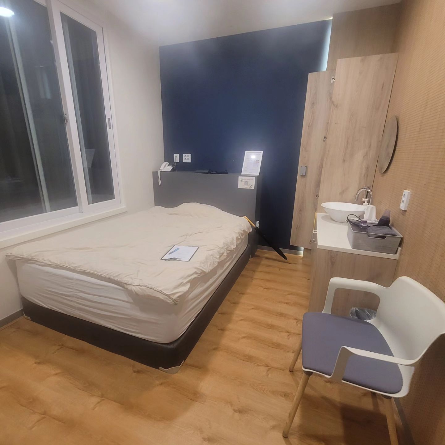 아닛..내가 가면증이라니!!
평소에 많이 자긴해서 잠이 많구나 싶긴했는데
병적으로 많은건줄은 몰랐네...🤣
요즘 너무 피곤하고 잠이 계속 오길래 수면검사 받았더니
기면증 한번에 나옴...

기면증=희귀질환...앞으로 진료비 싸져서 기분은조흠🤭
나 잠꾸러기가 아님!! 병이라서 잠많은거임!!

#병원#수면#수면검사#수면다원검사#과수면증#기면증#산정특례대상자#희귀질환#잠꾸러기아님