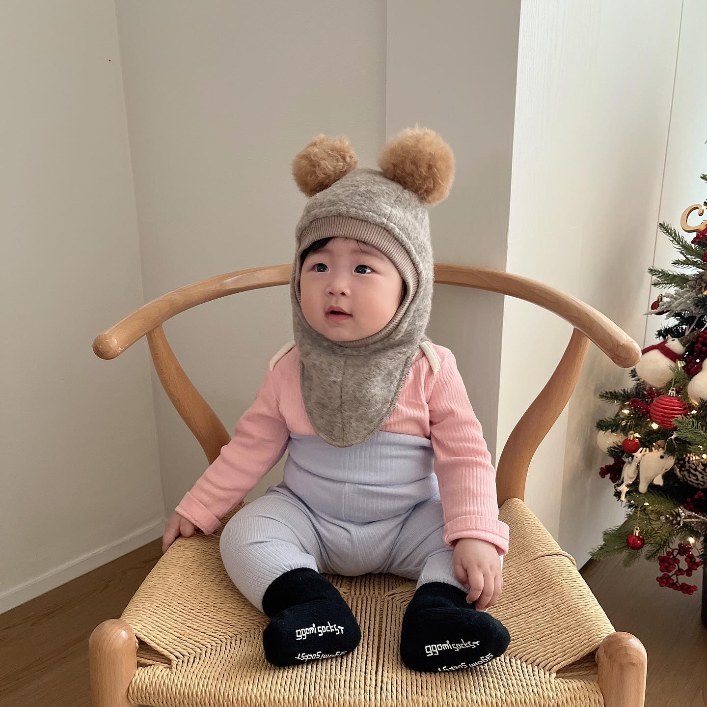 겨울,눈사람☃️☃️

날이 많이 추워서 아가랑 외출하기가 쉽지않은데, 우리 아들은 요즘 코에 바람이 들어서 오후쯤 지겨워해요😇
덕분에 지난주에는 처음으로 둘이서 드라이브도 했답니다📝📝 15분동안 튤립이모가 지켜줘서 가능했던것 같긴하지만, 더 크면 멀리도 나갈수있을거라 기대하며❣️

#새벽토끼육아 #새벽토끼기록 #메리크리스마스 #겨울아기 #아들맘 #아들스타그램 #육아 #육아맘 #육아기록 #육아소통 #육아일기 #바라클라바 #토끼띠아기 #생후8개월 #ootd #baby #babyboy