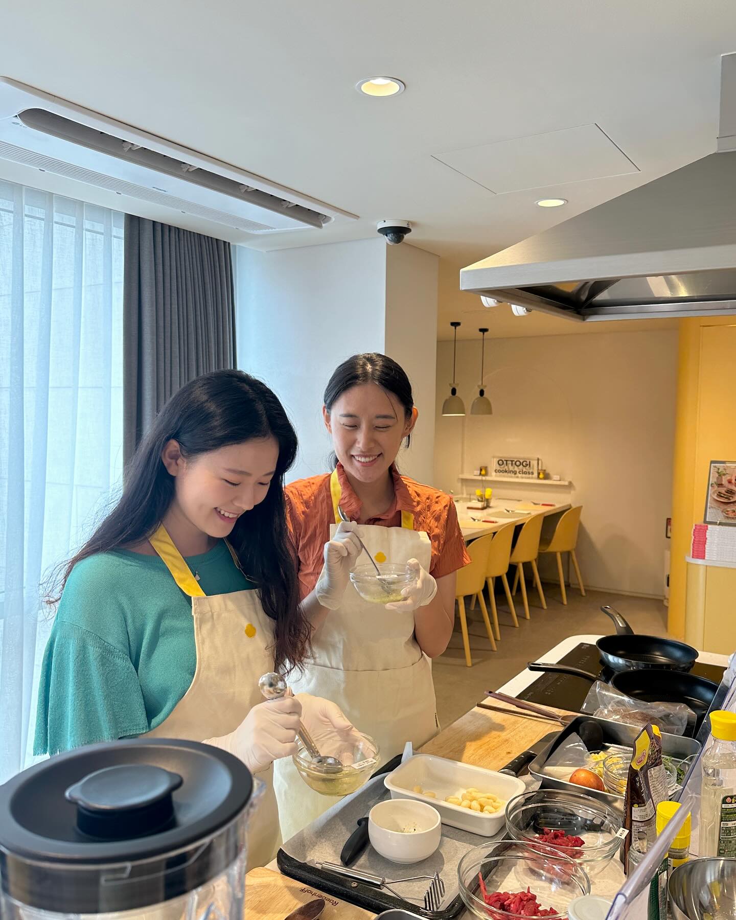 오키친 제철음식 쿠킹클래스 🥗

소히언니랑 오뚜기 오키친 스튜디오에서 8월달 제철 음식을 같이 만들어봤는데용 재미있는 하루를 만들어 주신 오뚜기 한테 감사를ㅎㅎ 💛 

*8월 수업 메뉴*
✓ 가지 불고기 파니니🍆
✓ 자두 황도 샐러드 🥗
✓ Light sugar 자두 스무디 🥤
 가지불고기 파니니, 자두 황도 샐러드,자두 스무디 만들어 봤습니당🧑🏻‍🍳 

다 만들고 나면 사람들과 같이 식사😋
깨끗하게 다 묵었어용!!

만족도 조사와 후기를 남기면 푸짐한 선물까지..🎁
!! 신청 방법 !!
오키친클래스 인스타 (okitchen_studio )
팔로우 후 계정 내 링크에 들어가 수업 신청
 2인 1팀까지 신청 가능해서 커플,친구끼리 갈 수 있어요:)

친구들과 연인들 같이가면 좋은 추억들 만들수 있을 것 같아용~~💛👉🏻🍀👈🏻 

okitchen_studio #오뚜기 #오키친스튜디오 #쿠킹클래스