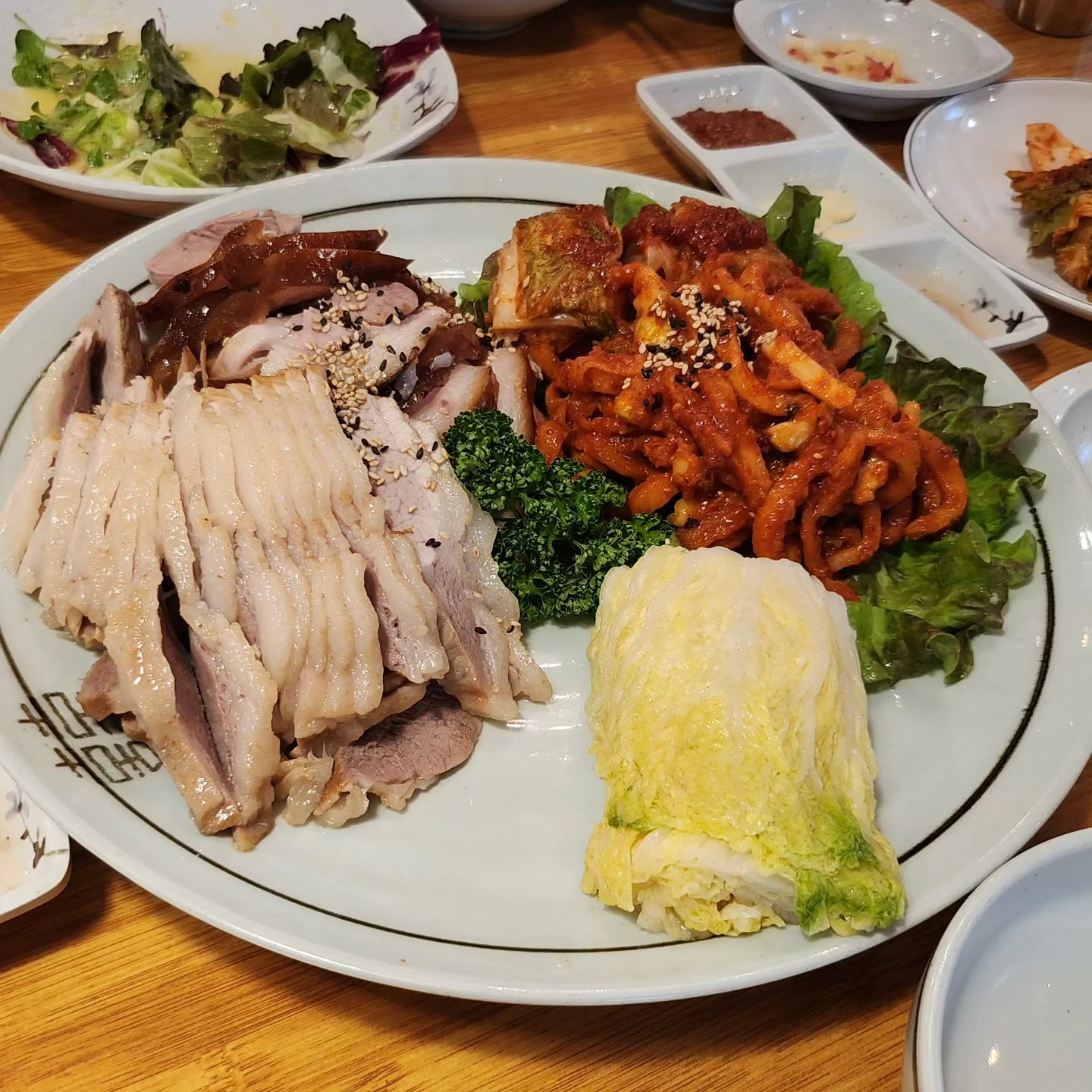 #호수보쌈족발 
보쌈과 족발 맛집 발견!!!
허영만도 인정한 맛집 🥰🥰
#오금동맛집 #오금역맛집 #올림픽공원 #올공맛집 #굴보쌈 #불족발 #막국수 #보쌈정식 #성내천
