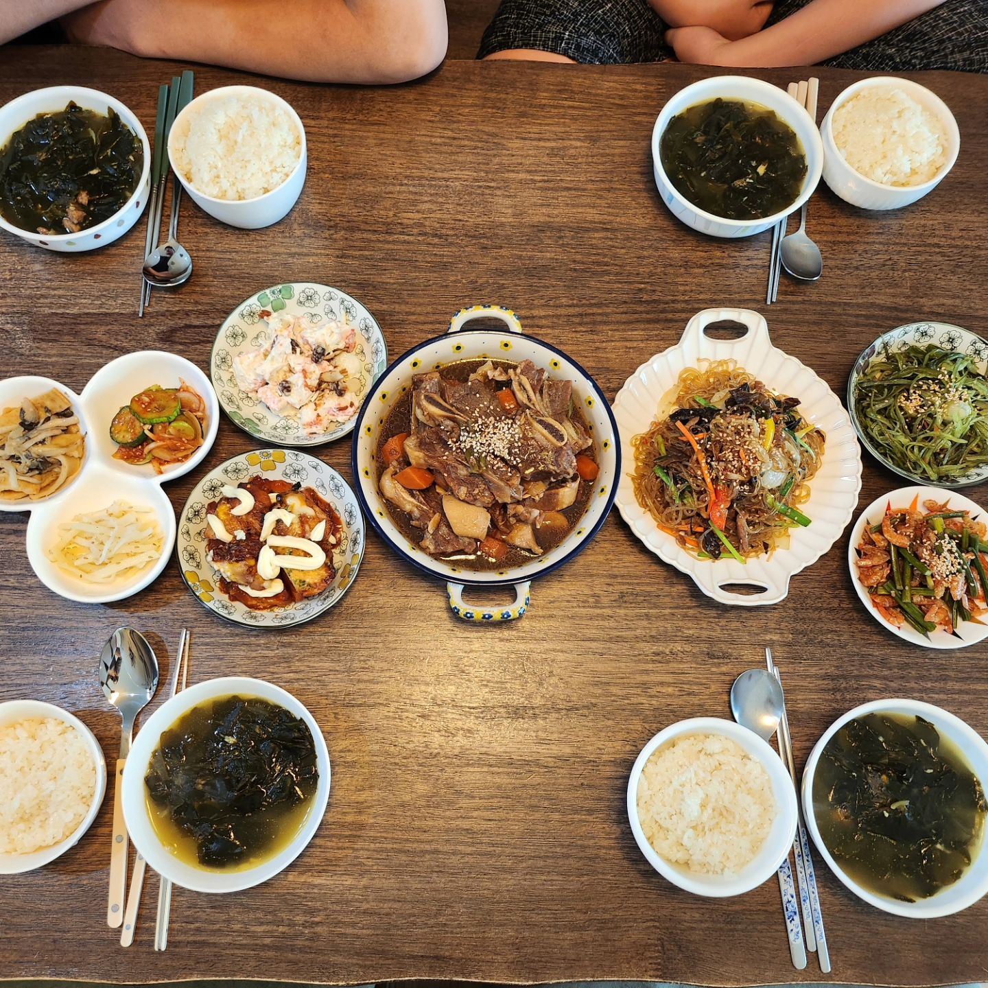 #2호생일 #아빠표미역국 #아빠표갈비찜 #생일아침
.
12년전 오늘..
힘내야한다며 점심에 갈비탕 먹다가 병원행 ㅎㅎ
30분만에 태어나준 효자..
지금은 젤 말안듣는 불효자시키😑
뭐가 이쁘다고 생일아침상 거하게 차려주는지🤨
잘해라 아들노무시키야!!!
.
.
#삼남매둘째 #말잘들어라 #하산시키기전에