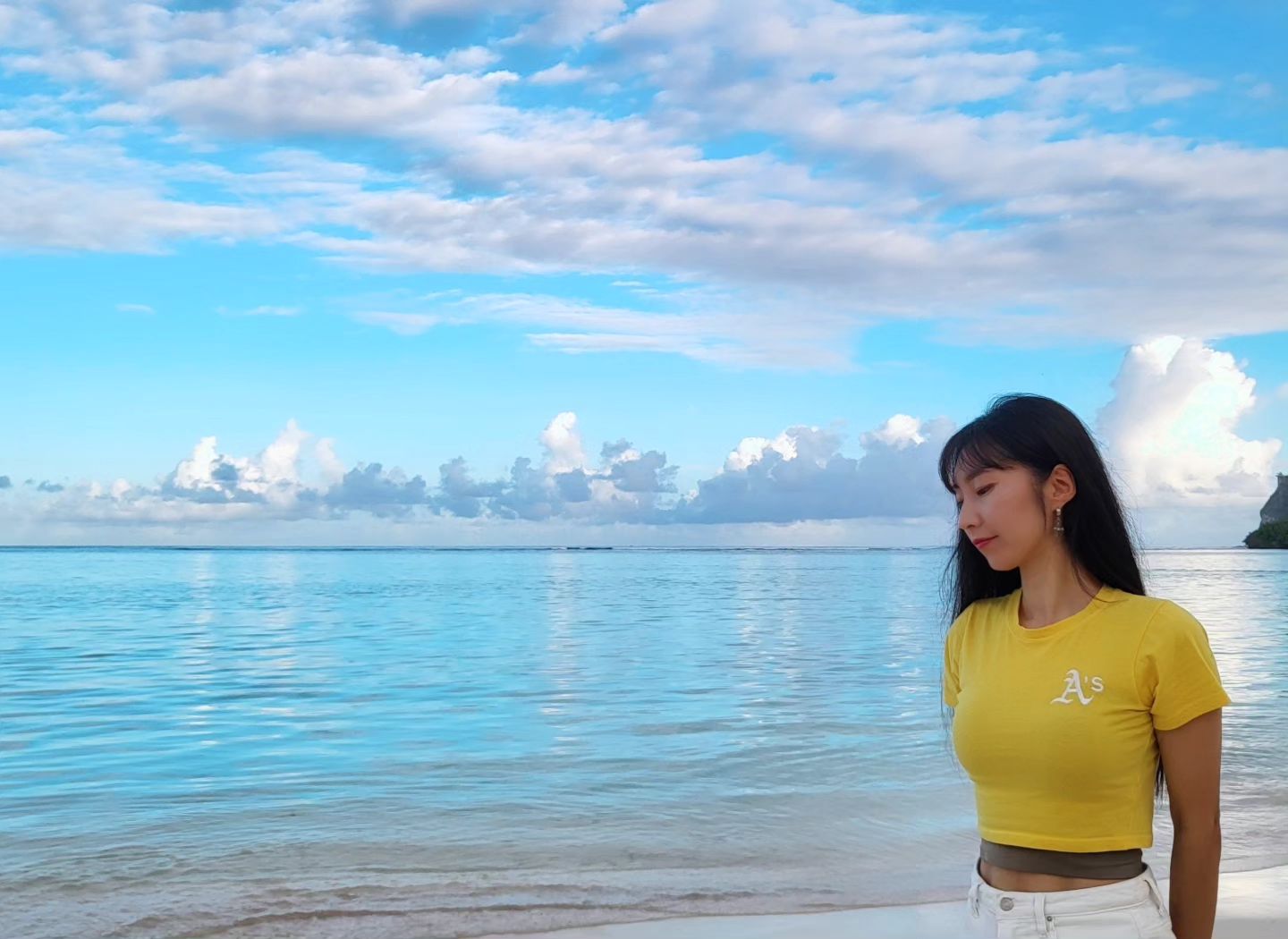 #guam
ㅡ
6:30 am Tumon Beach in Guam
ㅡ
이른 아침, 아무도 없는 이 바다가 너무 황홀해
혼자 걷고 있는데..
ㅡ
갑자기 누군가 다가와
"괌의 이 바다가 너무 멋지지 않나요? 
오늘을 기억 할 수 있게 내가 당신과 바다를
찍어줄게요."
ㅡ
#여행의묘미 #24시간이모자라