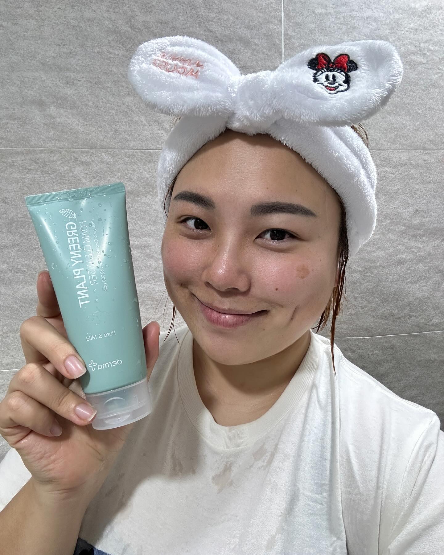 #협찬 X derma.j_official 

pH 5.5 약산성 어성초 클렌징🌿
#더마제이 #그리니플란트폼클렌저 예요💚

건강한 피부를 위해서는 #약산성클렌징 제품을 써야 하는데요.
그 동안 메이크업을 잘 안한다는 이유로
아무 클렌징이나 사용했더니 금방 건조해지고 깨끗히 지워지지도 않더라구요😅

더마제이 폼클렌징은 약산성+자연유래 성분을 더해,
순하고 저자극적으로 세안을 할 수 있어요😊😊
피부과 원장님이 개발에 직접 참여하셨다니 좋은거는 말 안해도 알겠쥬〰️

세안 후 피부당김도 적고,
깨끗하게 노폐물만 쏙쏙 지워주는 똑똑한 #클렌징폼!
더마제이 #클렌징폼추천 할께용👍🏻👍🏻👍🏻

 

#협찬 #가성비클렌징폼 #클렌징폼추천 #약산성클렌징폼 #저자극클렌징폼 #피지개선 #각질개선 #순한클렌징폼 #병원화장품 #어성초클렌징폼