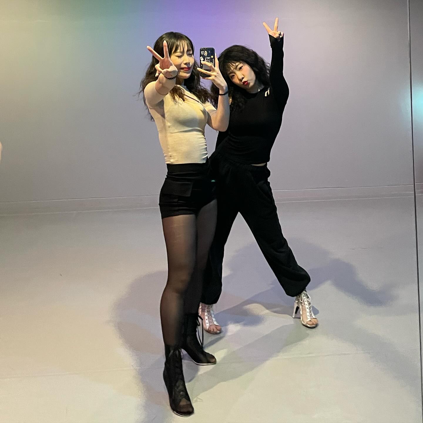 춤추면서 처음 신어본 힐 👠
뚝딱이 체험 완료 

나도 좀 매워보규 싶은데 옆에 머리숱에서 밀려버림 …🌶️
스위트칠리 랑 핫칠리 
c: sujin_souldout