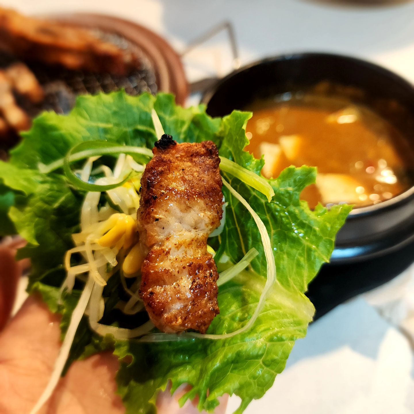 #협찬 맛있는 고기를 만드는 집 <육미제당 구의점>에서 점심부터 든든하게 배불리 먹고 왔어요.
⠀
육미제당은 국내최초 대장갈비 무한리필 고기부페예요.
보통 고기부페하면 육질도 별로 좋지 않고 뻣뻣하거나 맛없는 저렴한 고기들만 나온다는 생각이 강했었는데
육미제당이 그 선입견을 깨주었어요 ㅎㅎ
⠀
육미제당의 대표메뉴인 대장갈비는 텍사스대장갈비, 대장양념갈비, 대장 간장갈비 3가지 맛으로 취향에 따라 골라먹을 수 있고
이미 초벌되어 나와서 고기를 못굽는 사람도 살짝 불판에 데워먹기만 하면되니 부담도 없더라고요.
그리고 고기도 어찌나 부드럽고 야들야들하던지요~ ㅎㅎㅎ
⠀
그러나 대장갈비만 있는게 아니었어요!!!
프렌치렉, 삼겹살, 떡갈비, 돼지갈비, 닭갈비, 등등 고기도 종류별로있고
무엇보다 다양한 사이드가있는 셀프 샐러드바도 먹을게 정말 많더라고요.
⠀
야채종류는 당연하고, 볶음밥, 죽류, 짜장, 떡볶이, 튀김류, 잡채 심지어 피자까지!!
⠀
아이들데리고 외식하기에도 정말 좋겠더라고요.
⠀
물냉면도 시원하고 맛있어서 돼지갈비 구워 같이 먹으니 완전 꿀맛!!
된장찌개와 삼겹이의 조합은....말모말모😍
⠀
성인기준19900원에 모든메뉴를 무한리필로 즐길 수 있으니
요즘같은 고물가시대에 참으로 바람직한곳이 아닐수 없어요 ㅎㅎ
⠀
매장도 넓고 깨끗해서 쾌적하게 식사를 마치고 나왔어요^^
⠀
⠀
캐치테이블로 기다리지않고 현장웨이팅도 가능해요!
https://app.catchtable.co.kr/ct/shop/Y2F0Y2hfTjNoRUQyTFpVZEw0ZEJGckhMRlc3dz09?from=share&type=WAITING
⠀
- 육미제당 창업문의 및 본사 홈페이지 : http://6me.co.kr
⠀
📍육미제당 구의점 :서울 광진구 아차산로 361 (자양동) 1층
⠀
6mejedang
⠀
⠀
⠀
#육미제당 #무한리필 #대장갈비 #구의역맛집추천 #자양동맛집 #구의동맛집 #구의역고기집 #자양동맛집추천 #프랜차이즈 #고기집 #고깃집 #고깃집창업 #오늘뭐먹지 #고기집창업 #삼겹살 #닭갈비 #돼지갈비 #프렌치랙