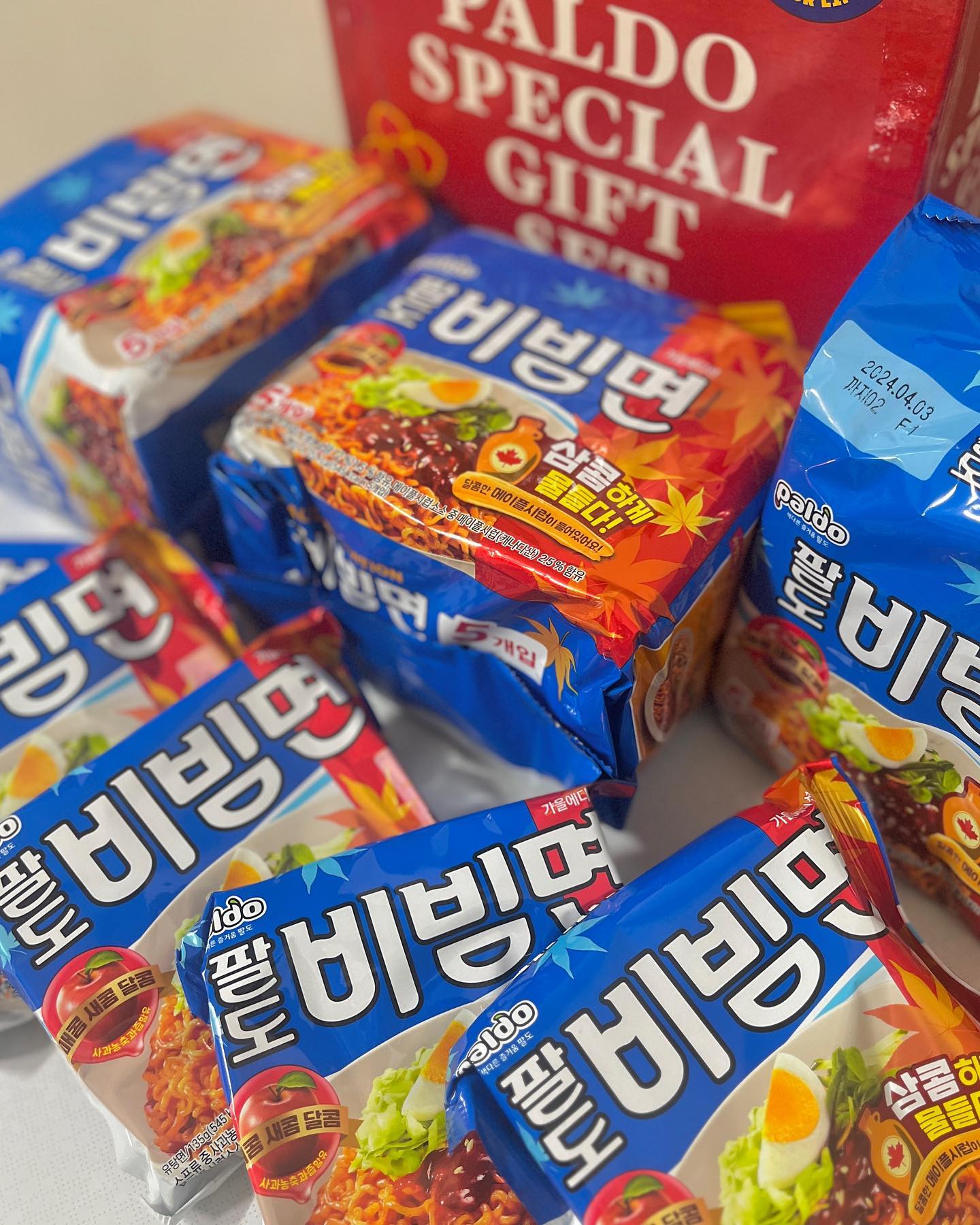 #협찬 #제품제공 

🍜팔도 비빔면 가을에디션🍂
paldofood 

기존에 아는 비빔면 소스 와 메이플 시럽의 조합,💗 
비빔면의 새콤함이 더해져  더 풍미 있는 맛😋

새콤달콤한 가을의 맛을 즐기고 싶은 분들은 
이번 팔도 가을 에디션 추천합니다 :) 
더 풍미로운 감칠맛을 맛보실 수 있어요 ♡

​📍100만 개 한정 수량으로 판매 ! 대형마트에서 구매가능☑️🙋🏻‍♀️

#라면 #라면추천 #라면 #팔도비빔면 #가을에디션 #메이플비빔면  #요리스타그램 #면스타그램 #팔도푸드