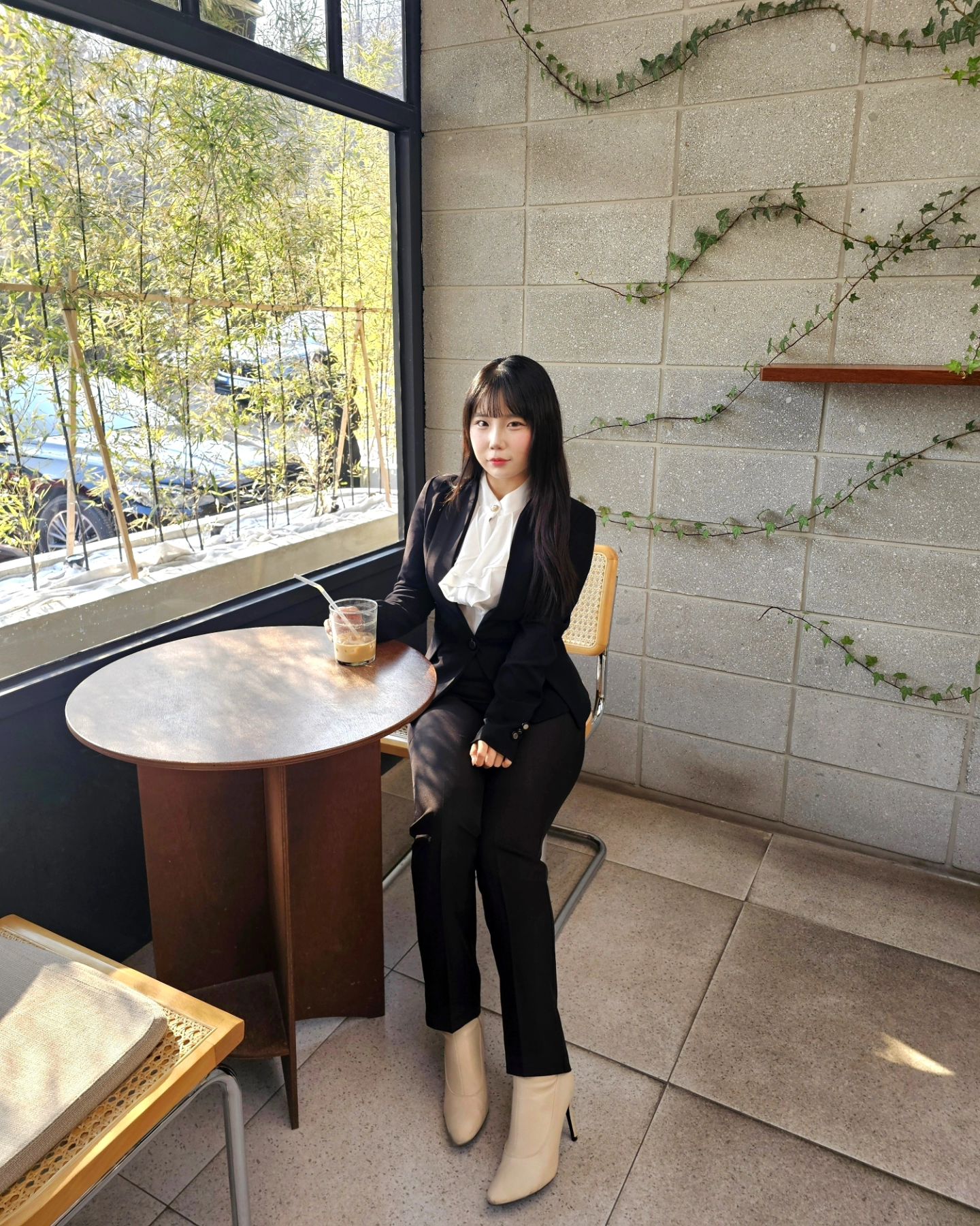 ⛰️

산 아래
조용한 분위기 속에
자리잡고 있는 카페에 다녀왔어요!

통창으로 계절의 변화를 한 눈에 볼 수 있어
사계절마다 분위기가 달라질 것 같아요🌿

게다가 아이스크림 크로플은
커피랑 넘넘 잘 어울렸어요 😊

야외 온실좌석이 있으니
캠핑 감성도 느끼고 가세요 🏕

.

🧇 아이스크림 크로플 8,0
☕️ 아메리카노(ice) 5,5
☕️ 카페라떼(ice) 6,0

.

📍카페 #산아래
- 서울 강북구 삼양로181길 56 102호
- 주차 가능