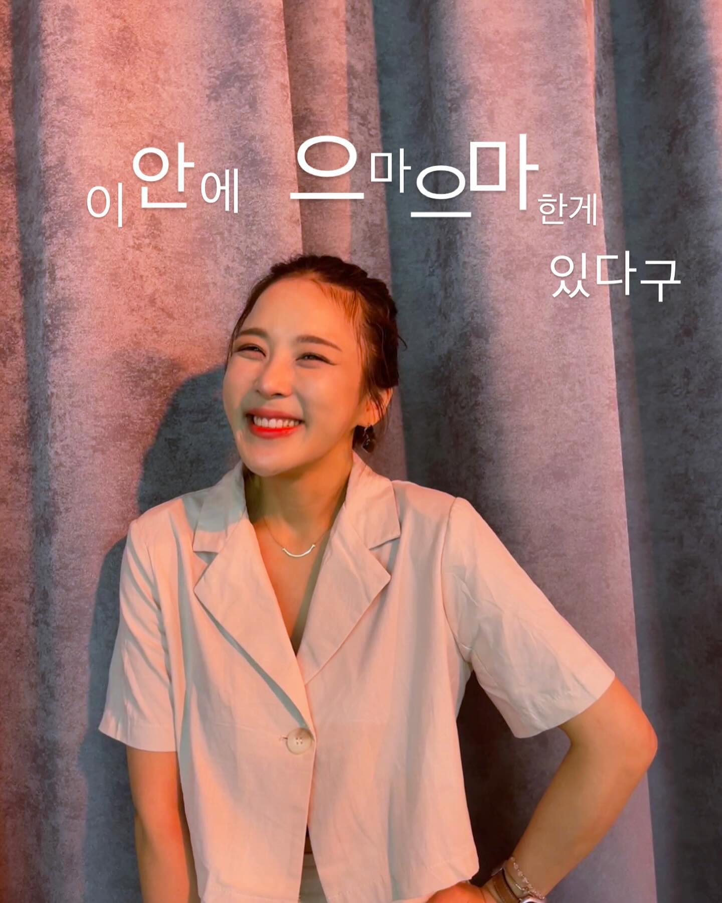 숨겨왔던 자신감ㅋㅋ 도대체 뭐냐구. 질문 정말 많이 받았었는데
늦게 오픈해서 미안해요

사실 벨루나는 #유방암 환우들의 재건술에도 사용되기도 하는데
그만큼 안전하고 효과있는 
현존하는 최고의 스펙을 가진 가슴토탈케어기 거든요!

그런데 
글러머러스함만 강조되고
미용적 성적 매력 어필로만 소구될까봐
염려스러웠던 것도 있어요

그런데요,

정말 가슴이 예뻐지고 볼륨도 채워지고, 
중력을 거스르는, 특히 잃어버렸던 윗가슴 채워주는
미용적 효과가 너무 매력적인건 어쩔 수가 없더라구요.

여성 건강에 좋고
미용에도 좋은 #벨루나

1년 넘게 혼자 써오면서
단 한번도 피드에 노출한 적 없었는데
스토리만 보고도 이미 많은 분들이 구매해 주셨고
링크 들어가시면 후기도 보실 수 있어요

더 많은 후기와 사용기 공유하면서
지금부터 딱 일주일!
집중 상담 기간 가지려고 합니다

DM주시면
구입 선착순으로 
품절이라 저도 못가진 듀이듀이 콜라보 로브도 드리고,
로션,크림 등 구성품 혜택도 드리기로 했어요

프로필 링크 타고 가셔서
‘희타’ 입력 하고 구입하시고

문의사항은 dm 주세요

연말 파티룩 책임 질게요😘

#벨루나집중상담 #벨루나 #가슴관리 #가슴기기 #시지바이오 #대웅제약