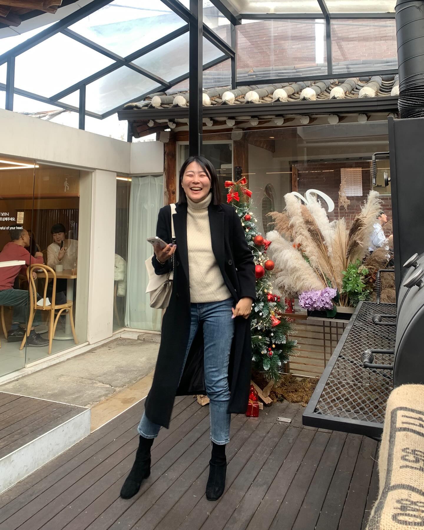 _
하루종일 빙구짓 해서 
빙구사진 잔뜩 건진 친구들 모임💕

병원-운동-학교-일을 반복하는 좀 서러운 날들을 보내다가
오랜만에 친구들이랑 대학생때처럼 배땡기게 깔깔 놀았는데
조용히 버스정류장에서 집에 오는 버스를 기다리려니 
갑자기 다시 현실로 돌아온 것 같아 또 서럽🙈

내친구들 아무도 인스타 안해서 
태그도 못하구 재미없네 증말루 ㅋㅋ

#익선동 #연말 #주말스타그램