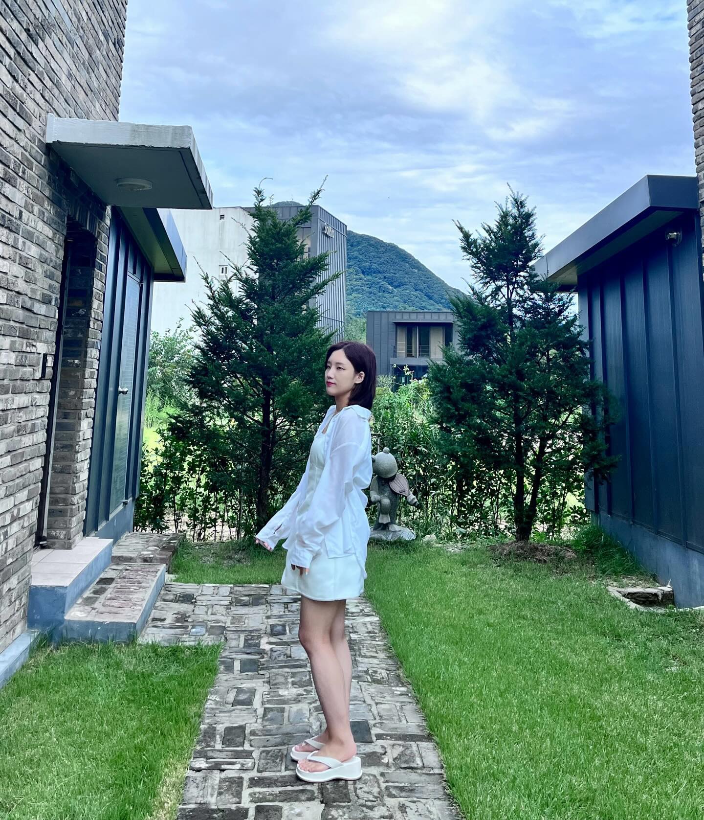 여름아 잘가 -! 내년에 또 만나! 🌿🌴
하고 인사했는데, 

나 아직 안갔어,, 머쓱머쓱 하고 
돌아온 느낌 ...

추석이 지나도 여전히 따듯한
9월의 여름

튜브끼고 물 위를 떠다니고, 뜨끈한 물에
스파하며 몸을 녹이고 난 후
3일 내내 물 속을 수영하는 꿈을 꿨다. 

온 세상이 물 속에 잠겼는데, 
그 위를 수영하고 결국에는 살아내는.

그리고 제일 사랑하는 사람들을 찾는 꿈.