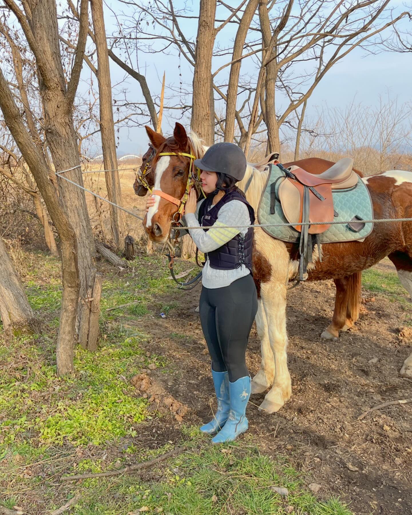 #남한강승마클럽 에서 인생 첫 #외승 도전!
생각보다 빨리 도착한 #초지코스쉼터 에서 8번 말🐴과 함께😍