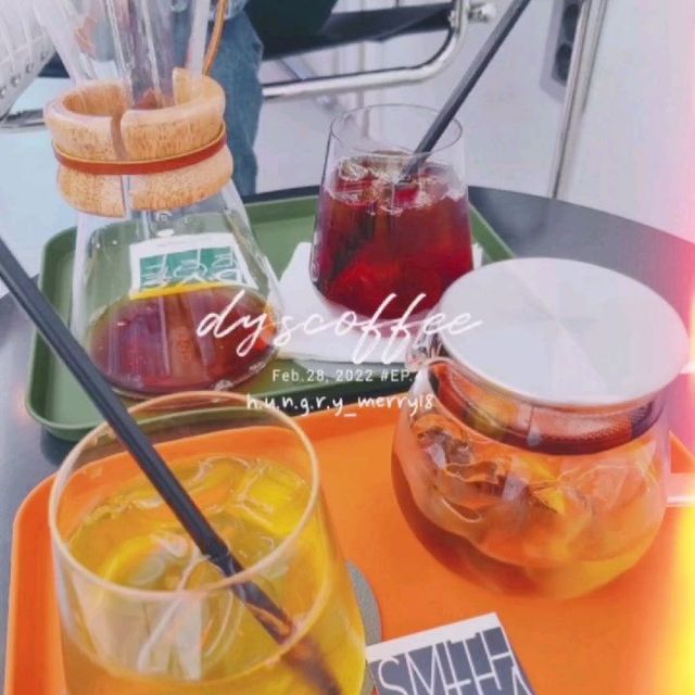 @h.u.n.g.r.y_merry18 on Instagram: "#첫줄안녕 #맛집탐방 #감성카페 * * 오늘은 친구랑 어디서 놀아볼까? 하다고 힙한감성에 성지 #성수역 에서 시간을 보내기로 했어요ㅎ 성수역이라고 하면 카페들