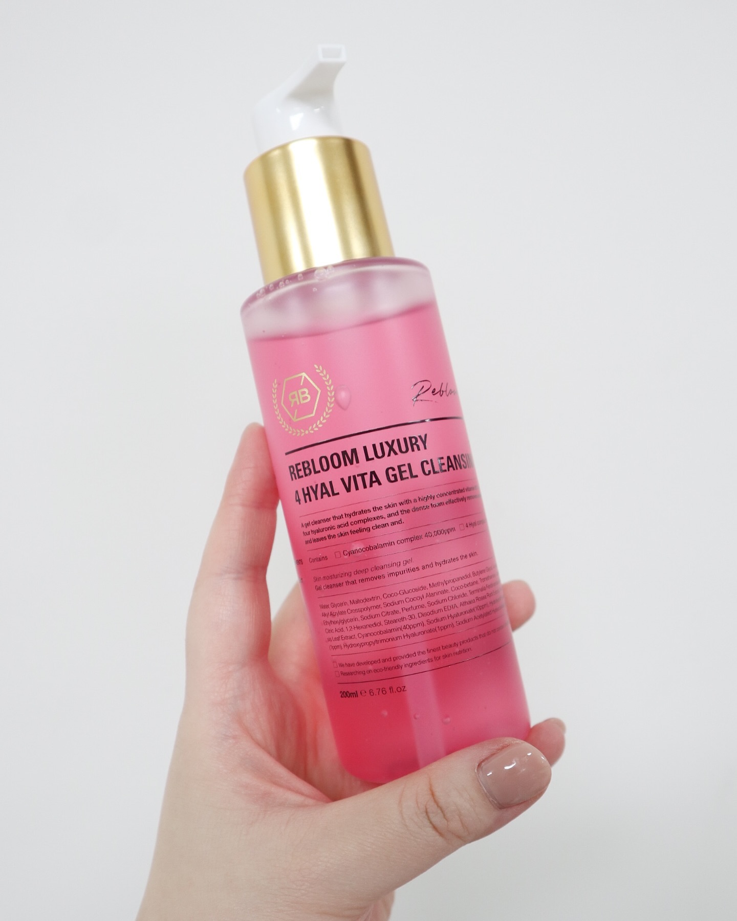 #제품제공
💗리블 리블룸 럭셔리 4 히알 비타 겔 클렌징💗
 
💟200ml
_______________________________________________
 #리블 #겔클렌징 #보습클렌징 #리블겔클렌징 #클렌징폼추천
거뭇거뭇 강한 햇빛에 탄피부 고민 때문에 더욱 반가웠던
소식! 홈케어 맞춤 200ml로 출시된 4 히알 비타 겔 클렌징
가지고 왔습니다!
-
💗카카두플럼&사이아노코발아민(B12) 함유!
▫️비타민C ▫️밝은 피부 ▫️피부에너지
비타민C의 결정체잉 카카두플럼으로 밝은 피부 및
생기 있게 도와주며 사이아노코발아민 함유로
피부에 핑크빛 에너지를 부여하는 데 도움을 줍니다!

💗촉촉함을 위한 히알루론산 4종 함유!
▫️촉촉한 피부 ▫️보습 ▫️수분유지
4가지 히알루론산을 함유하여 세안 후에도
피부에 촉촉한 수분감이 남아 유지될 수 있도록
도움을 줍니다!

💗예민한 피부를 위한 피토올리고 성분 함유!
▫️피부진정 ▫️부드러운 피부 결 ▫️근본적인 힘
접시꽃과 알로에베라잎으로 구성된 저자극 고보습
피토콤플렉스로 피부 진정 및 보습으로 부드러운 피부
결과 근본적인 힘을 기르는 데 도움을 줍니다!

💗코코넛유래 천연계면활성제 함유!
▫️뛰어난 세정력 ▫️저작극 
화학원료가 아닌 코코넛 유래의 천연계면활성제로
뛰어난 세정력을 가졌으며 예민하고 민감한 피부이신
분들도 편안하게 사용할 수 있습니다!

🫧사용 TIP!🫧
더더욱 풍성한 거품을 원하신다면 버블 메이커 활용!
제품 자체도 순하지만 더더욱 자극없이 사용해야하는
피부 상태이신 분들은 이 방법 무조건 추천드려요!
-
🏢나인원코스메디의 “RE:BL 리블“
리블은 화장품 생산판매 및 OEM/ODM 제작 가능한 
화장품 제조업회사 나인원코스메디에서 만든 브랜드입니다.
-
🤍총평🤍
핑크빛 비타민이 들어있어서인지 예쁜 컬러감에 쫜득 촉촉한
제형이여서 거품내기 전부터 기대감 완전 풀충전!
우선 세정력을 보기 위해 저는 2중 세안 없이 클렌징 단독으로
사용해보았습니다! 선크림+베이스메이크업+섀도우+블러셔 등
기본 화장을 한 상태였구요! 세안할 때 간혹 롤링하다가
화장을 녹여내면서 거품이 다 꺼지는 일이 있는데 요 비타 클렌징은
그렇지 않아서 좋았어요! 그냥 손으로 문질러도 오밀조밀 거품이
잘 나서 예민하신 분들도 저자극으로 사용할 수 있겠더라구요!
한번만으로도 코에 끼임없이 말끔하게 클렌징되는 편이라 
선크림만 바른 날에도 그냥 이거 하나로도 충분할 거 같아용
불안하신 분들은 한번 더 씻어주기! 천연 계면활성제를 사용하고도
이렇게 말끔한 클렌징력을 가졌다니 안반할 수가 없지않나요?
피부 뒤집어지셔서 정말정말 저자극으로 세안해야하는 분들은
무조건 거품기 써보세요! 더욱 몽실 쫀득한 거품이 만들어져서
구름으로 세수하는 기분이 이런걸까 느낄 수 있었답니당!
그리구 세수 후에도 촉촉한감이 남아있어서 극건성인 분들이
사용하셔도 완전 만족할만하겠더라구요! 무엇보다 200ml로
출시되서 휴대성 부분도 만족시켜버리기! 운동하시는 분들은
적극 공감하시죠? 입구가 잠겨지는가 아닌가로 구매를 할까
말까 망설여지는 거! 요 제품은 입구가 잠겨서 저는 운동가방에
쏙 넣어놨답니다! 가방에서 새지 않는 점도 너무 장점이라
추천을 안할 수가 없네용🥰
-
#클렌징추천 #클렌징폼 #보습클렌져 #클렌징겔
#에스테틱화장품 #에스테틱클렌저 #나인원코스메디