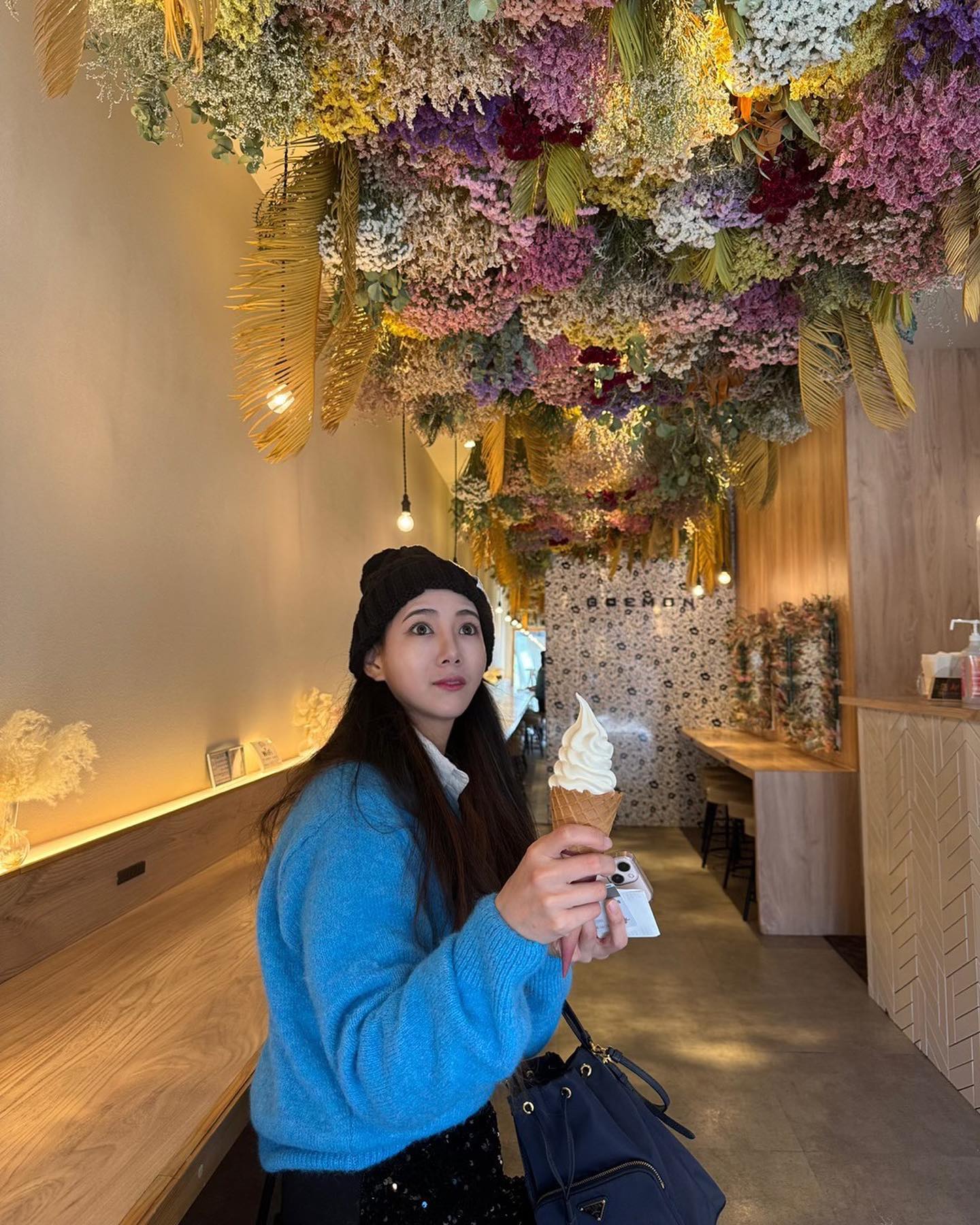 아이스크림 맛보다..예뻤던 인테리어가 더 기억에 남는💐
#희봉이🦛💚 사진 참 잘찍쥬😝
#금손남친 덕분에 어딜가나 인생샷 한두장은 꼭! 건지는 나!

#럽스타 #럽스타그램 #일본여행 #유후인 #yufuin #japan #icecream #카페 #일본카페
