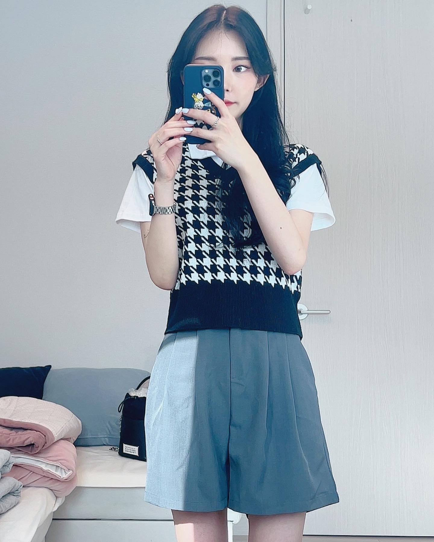 화이트 카라티+ 블랙 트위드 조끼
그레이 버뮤다 팬츠
화이트 로퍼로 코디해봤어요 ◡̈ 

저는 내일부터 월요일까지 휴가내고
부산 여행 갑니당! 🩵
저번달에 부산 여행갔을 때
여행 내내 아팠어서 아무것도 못했거든요,,,,,,,,, 🥲
제발 이번 여행에선 최상의 컨디션이길,,! 

Top. 더즈-로단 니트 조끼(블랙)
Bottom. 정보없음
Shoes. 미쏘-라운드 로퍼(화이트/240)