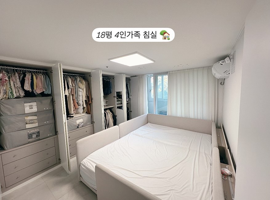 작은집 인테리어 🏡
복도식 24(실18)평 구축에 4인 가족 (잘)사는중 !
작은집 살림 보는것도 좋아하시는 분들 은근 많으시죠?!👀💕

별거 없지만 그래도 궁금해하시고 관심 주셔서 저도 열심히 정보 드리려고 하고 있어요! 옷은 대체 어디에 수납하냐고 많이 물어보셔서 늘 굳게 닫혀있는 붙박이장 큰맘 먹고 열어봤어요🫣

여기에 이불 + 캐리어 + 엄마 옷 전부 + 아기들 계절 지난 옷 이렇게 수납하고 있고, 작은방에 아빠옷 + 아기옷 수납하고 있어요
더 궁금한거 있으면 알려드릴게욥 !! 🫶🏻

#별순이네3

#아기있는집거실#아기가사는집#작은집인테리어#작은집꾸미기#베이비룸#베이비룸인테리어#소파없는집#쌍둥이네집#쌍둥이네#24평인테리어#집꾸미기#집스타그램#홈스타그램#아기방꾸미기#아방꾸#패밀리침대#아기방인테리어#아기방#육아정보#육아꿀팁#육아필수템#미니멀인테리어#정리정돈