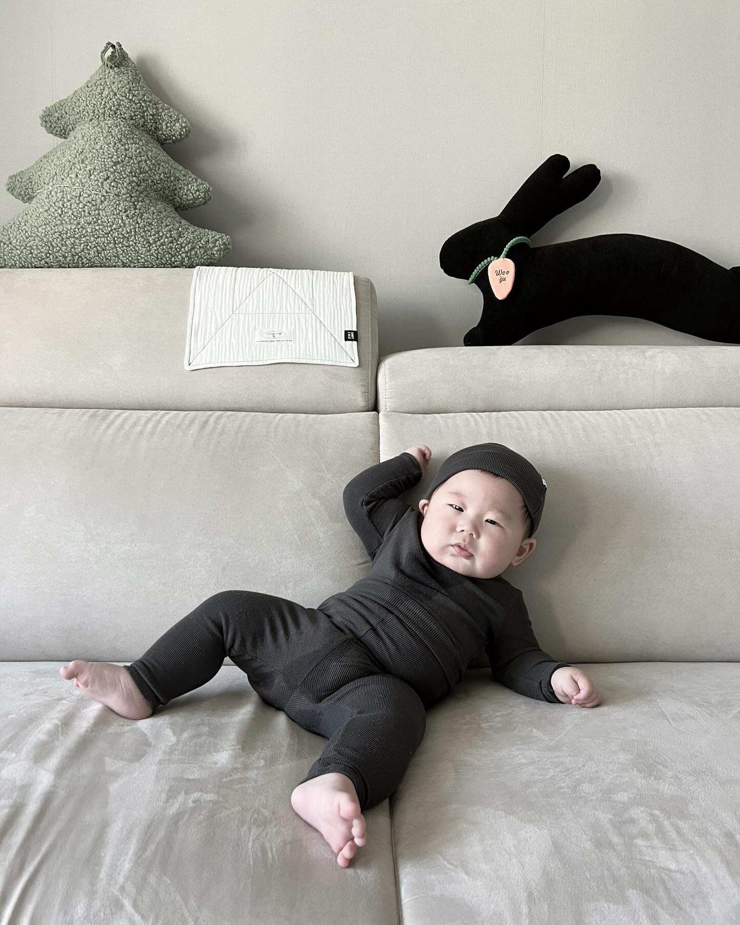 첫니가 뿅🦷
밤마다 우는 재현이(우줔ㅋㅋ)
잠퇴행인줄 알고 울뻔함 일주일 지켜보니
미약하게 아랫니가 올라왔네요!
산고를 겪고나니 결국엔 이앓이였다는.. 

배앓이 무찌르고 나니 이앓이냐!
오늘에서야 푹자요 아프지마 우쭈쭈🖤

#첫니 #첫니가났어요 #이빨요정 
#7개월아기 #아들딸맘