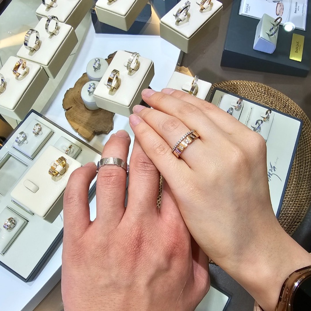 #원고료협찬
💎백작바이피렌체 부산점 결혼반지💎
□ 18k / Diamond / Rose Gold
□ TWELVE 투엘브

결혼 준비하는데 있어서 절대적으로 빠질 수 없는 #예물반지 구경만 하러 왔다가 나도 모르게 홀린 듯이 계약까지 완료해​버렸습니다😍

#투엘브반지 는 총 12달을 상징하는 조각들로 연결되어 있어, 한달이 모여 1년이 되고, 10년, 20년 그리고 앞으로도 영원히 투엘브 링과 함께 채워져나간다는 의미가 있어서 더 로맨틱 해요💛

*블로그에 상세한 리뷰있어요 🏃‍♀️

💛장소 : 부산진구 범일로 145, 4층
💛전화번호 : 051-710-1730
💛영업시간
평일 10:00 ~ 19:00
주말 10:00 ~ 20:00
정기휴무 매주 화요일

#백작바이피렌체부산점 #내돈내산 #결혼반지