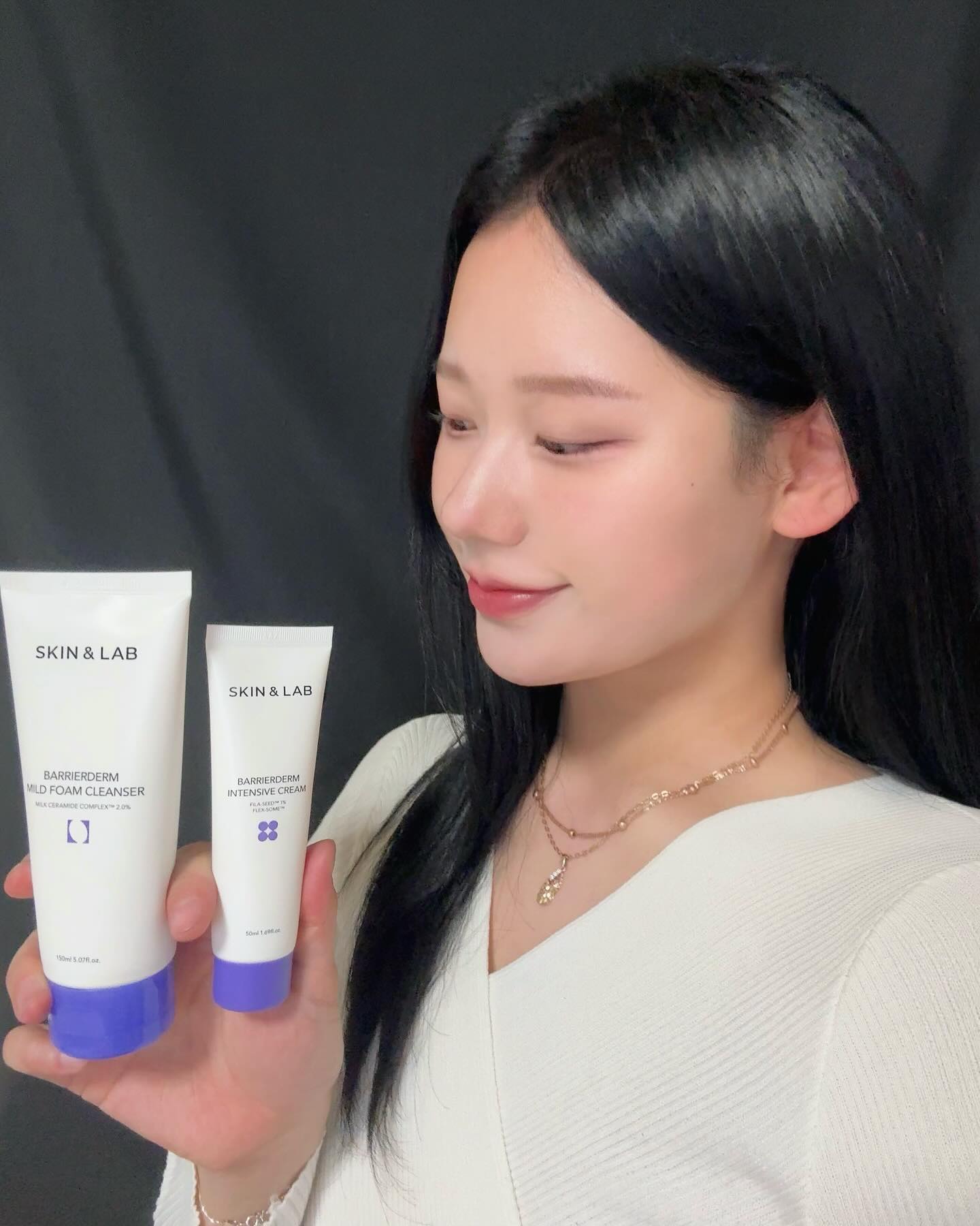#제품제공 skinnlab_official
민감인들의 첫 번째 선택, 스킨앤랩 베리어덤 인텐시브 크림과 폼클렌저🌿
⠀
장벽 케어 성분이 함유된 캡슐이 담긴 촉촉한 크림이에요. 속 당김에 효과적이고 가끔씩 피부가 간지럽거나 뒤집어진 날, 스킨케어 마지막 단계에서 두툼히 올려놓고 잤더니 피부가 편안했고 진정된 게 눈으로 보이더라고요.
⠀
클렌징 폼도 꼼꼼하게 선택하는데 무자극에 세정력은 완벽히 갖췄고, 세안 후 속 당김 없어서 촉촉해서 자주 사용할 것 같아요 . . ♥
⠀
🛍️스킨앤랩 공식 네이버 스마트스토어에서 최대 30% 할인 + 장바구니 쿠폰 3,000원 추가 증정한다고 하니
좋은기회로 건강한 피부 관리합시다✨
⠀
#스킨앤랩 #베리어덤크림 #베리어덤인텐시브크림 #보습크림 #장벽크림 #보습장벽크림 #보장크림 #진정크림 #베리어덤마일드폼클렌저 #폼클렌저 #저자극세안제