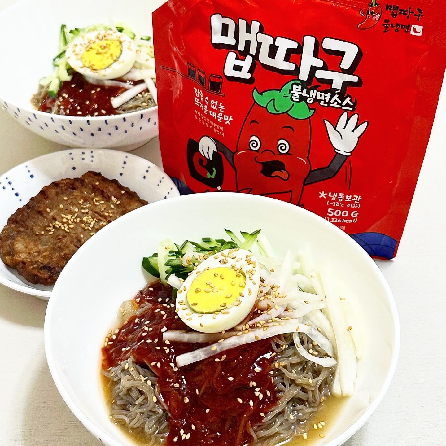 #협찬 #맵따구 #불냉면 

매운 김치 맛집 맵따구의
매운맛 제대로 살린 화끈한 비빔냉면🌶️

맵따구 불냉면🔥🔥🔥

매운맛 좋아하시는분덜〰️〰️〰️
여기여기 붙어라✋🏻✋🏻✋🏻

사과와 매실 액기스로 만든
새콤달콤 매코오오오오옴🥵한 소스에✨

소고기와 사골로 맛을낸 
감칠맛 쩌는 육수가 만나✨

먹으면 먹을 수록 땡기는
매운 불냉면 완성이요😍😍😍

캡파우치 형식으로 매운맛 조절도 쌉가능‼️

양념도 맛나지만
쫄깃쫄깃한 메밀면이
잘 불지도 않고 맛나더라구요❤️

냉동상태일때 해동이 어려운 묶음 포장 대신
면이 개별 포장 되있어〰️
먹고 싶은 만큼 꺼내 먹을 수 있어서 굿굿👍🏻👍🏻👍🏻

5분만에 완성되는 화끈한 불냉면🥵❤️
매운맛 땡기는 언제든
간편하고 맛나게 집에서 드세요🔥🔥🔥
.
.
food_mapttagu 👀
✔️맵따구만의 황금레시피로 만든 
매운 순살 게장 출시 예정‼️(⭐️마지막장 사진 참조⭐️)
.
.
#냉면 #매운냉면 #불냉면 #맵따구냉면 #맵따구불냉면 #맵따구김치 #맵따구불김치 #매운비빔냉면 #비빔냉면 #냉면맛집 #비빔냉면맛집 #매운맛 #매운맛집 #매운음식 #맵부심 #양념순살게장
