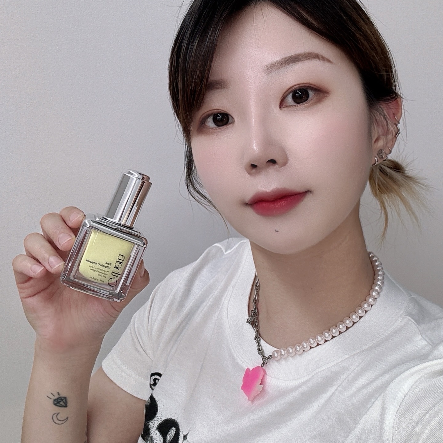 #제품협찬

gthera_official 
gthera_cosmetic

여름철 피부과에 가지않고 집에서 간단하게 홈케어 할수있는 제품 소개해드릴게요!😄

제가 정말 많은 앰플을 테스트해보았는데
제 피부에는 기본 수분앰플보다는 오일리하면서
흡수가 잘되는 꾸덕한 앰플이 잘 맞더라구요!
너무 건조하신 분들께 #지테라퓨어비타민c앰플 강력 추천드려요!!👍🏻👍🏻👍🏻💖
너무 건조하니까 수분보다는 저한테 더 잘 맞는것같아요!

그리고 요즘 기미가 너무 많이생겨서ㅠㅠ 
확실히 클렌징 막하고 나왔을때는 환한데 제품들 바르고나서 금방 칙칙해지는데 #퓨어비타민c앰플은 자기전까지 보송하고 환하게 밝혀줘서 좋아요!!!💡

따로 비싼케어하시지 마시고 #지테라퓨어비타민c앰플 사용하시고 집에서 쉽게 케어하세요✨

🕊️순수 비타민c 15% 함유량과 PH3,3으로
피부에 가장 흡수율이 좋은 농도로 자극없이 
미백효과가 뛰어나요

☀️비타민c로 눈에 보이는 기미부터 아직 올라오지 않은 피부 속 기미와 잡티까지 케어 가능

🪴병풀추출물, 카바카바뿌리추출물, 흰목이버섯추출물로 구성된 자연추출 성분으로 매일 더 나아지는 변화를 느낄수 있어요

🩵지테라만의 나노 리포좀 공법으로 탄력효과가 뛰어나면서도 미백 효과를 지닌 성분을 피부 깊숙하게 투과하여 효과를 극대화해줘요

#지테라 #지테라코스메틱 #지테라화장품 #비타민c #비타민c앰플 #비타민앰플 #순수비타민 #순수비타민앰플 #앰플유목민 #앰플 #앰플추천 #잡티앰플 #미백앰플 #건성피부 #촉촉한피부 #기미잡티앰플 #화이트닝앰플