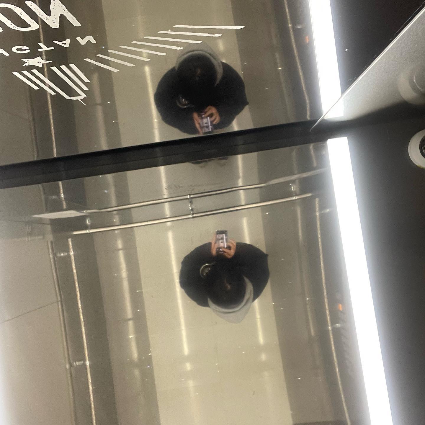 어서와 정수리샷은 처음이지?🤍

오늘 무치고미쳐버린 날씨에 눈물 줄줄 흘려써여,,
바람을 맞고 제 이마를 탁치며 퇴근 완료 ..!😭

진짜.. 이번주 출근길 무섭고 내일도 무섭다..🤦‍♀️

# 다들 조심 또조심
# 오늘따라 내리는 눈이 밉다🥺