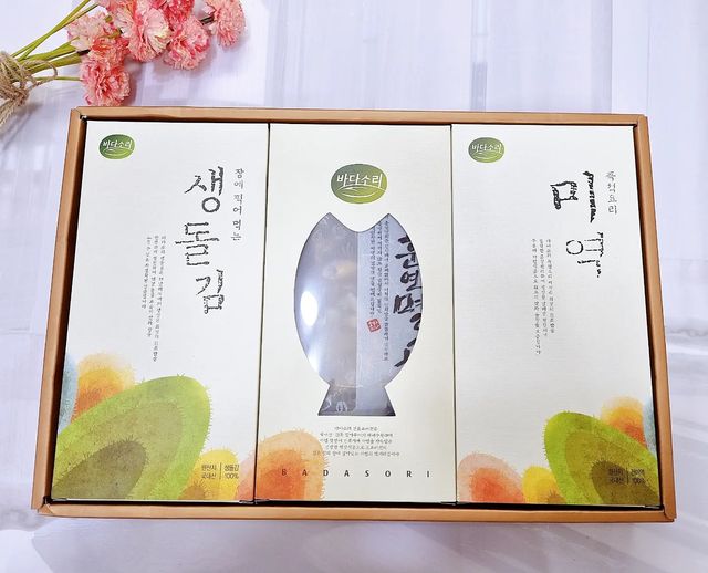 데일리 쿡 on Instagram: "#광고

🎁바다소리 자연애 종합 선물세트

명절,연말에 소소한 행사나 선물 하실때 고민되시죠?
그래서 준비했습니다😍

🎁바다소리 자연애 종합선물세트,설날 선물세트

알찬구성과 고품질 제품 가성비까지 선물용으로딱‼️ 
지인들에게 이번 설 선물로 추천‼️

😍조미하지 않고 두번구워 본연의 맛을 가진 곱창 생돌김

😍청정해역에서 어획한 짜지않고 고소한 프리미엄 훈연 멸치

😍끓일수록 깊은 맛이 살아나는 청정해역 미역

남해안 청정지역에서 매우까다롭게 엄선한 순수 자연식품으로 최고의 맛을 선사해 드립니다😍😍

https://bit.ly/3AZ3sDz

#광고#김선물세트#미역선물세트#건어물선물세트#멸치선물세트#종합선물세트#선물세트#명절선물#명절선물세트#명절선물추천#설날선물#설날선물세트#설날선물추천#단체선물#기업선물#거래처선물#임직원선물"