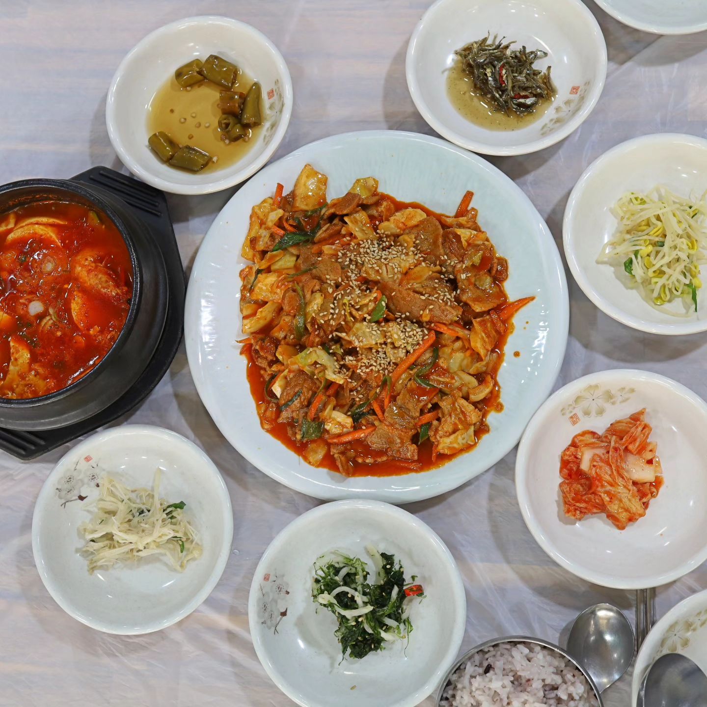 #협찬

정갈한 가정식을 맛볼 수 있는 향옥
특히 정식은 두가지메뉴를 한번에
맛 볼수 있어서 최고

개인적으로 불맛나는 제육 너무 맛있다❤️

룸도 있으니 룸을 이용하고 싶다면
미리 전화예약 추천👍

📌 향옥

hyang.ok1119
✅️ 영업시간 11:30-21:00
✅️ 매달 첫째, 셋째주 일요일 휴무

#향옥 #거제맛집 #거제도맛집 #고현맛집 #포로수용소맛집 #거제시청맛집 #정글돔맛집 #거제현지인맛집 #거제한정식 #거제도한정식 #고현한정식 #포로수용소한정식 #거제시청한정식 #거제고현동맛집 #고현동맛집 #고현동한식 #거제고현동한식 #거제도맛집추천 #거제도런치 #거제도현지인맛집