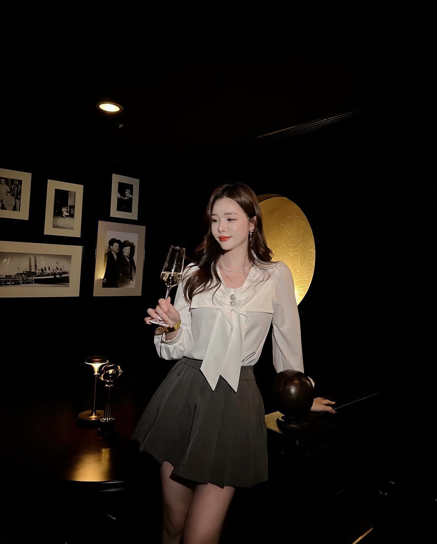 * 
𝗥𝗘𝗗𝗜𝗦𝗖𝗢𝗩𝗘𝗥 𝗧𝗛𝗘 𝗟𝗘𝗚𝗘𝗡𝗗𝗔𝗥𝗬 𝗝𝗝 𝗠𝗔𝗛𝗢𝗡𝗘𝗬‘𝗦 💎
새롭게 돌아온 그랜드 하얏트 서울의 JJ 마호니스. 

이게 얼마만에 라이브 재즈 공연인지 
주말 앞둔 밤이라 더 설램이 가득 했는데요🎷

사람들이 하나둘씩 모여 꽉꽉찬 라이브룸에서
로맨틱하기도 하고 신나기도 했던 재즈 라이브 공연과
그루브 타기 좋은 힙한 디제잉까지 정말 넘 좋았어요🙊

재즈 라이브 퍼포먼스들도 넘 신나서
이날 무대 바로 앞 테이블에서 와인 홀짝 홀짝 마시며
친구랑 스트레스 다 풀고 왔잖아요 😆

모두 3일간의 긴 휴일 잘 보내고 계신가요?

감미롭고 신나는 라이브 공연을 럭셔리하게 즐기고 싶다면
그랜드 하얏트 서울의 𝕁𝕁 𝕄𝕒𝕙𝕠𝕟𝕖𝕪‘𝕤 𝕃𝕚𝕧𝕖 ℝ𝕠𝕠𝕞 에서 
소중한 사람들과 함께 밴드 공연을 즐겨보세요 🥰

좋은 시간 초대 감사 드려요🖤

grandhyattseoul 
jjmahoneys_seoul

#jjmahoneys #grandhyattseoul #그랜드하얏트서울
#jj마호니스 #jjmahoneys #그랜드하얏트서울jj