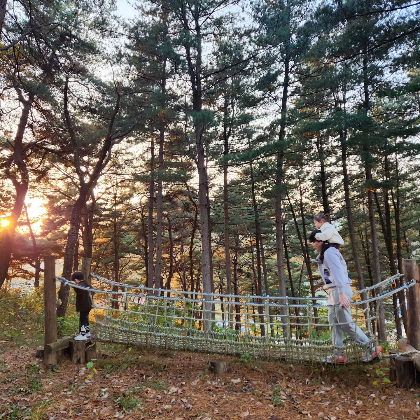 외삼촌이 무등태워 산에도 올라가고 예쁜 노을에 상쾌한 공기 살랑 너무 좋았던 그날♥ 
#육아 #육아소통