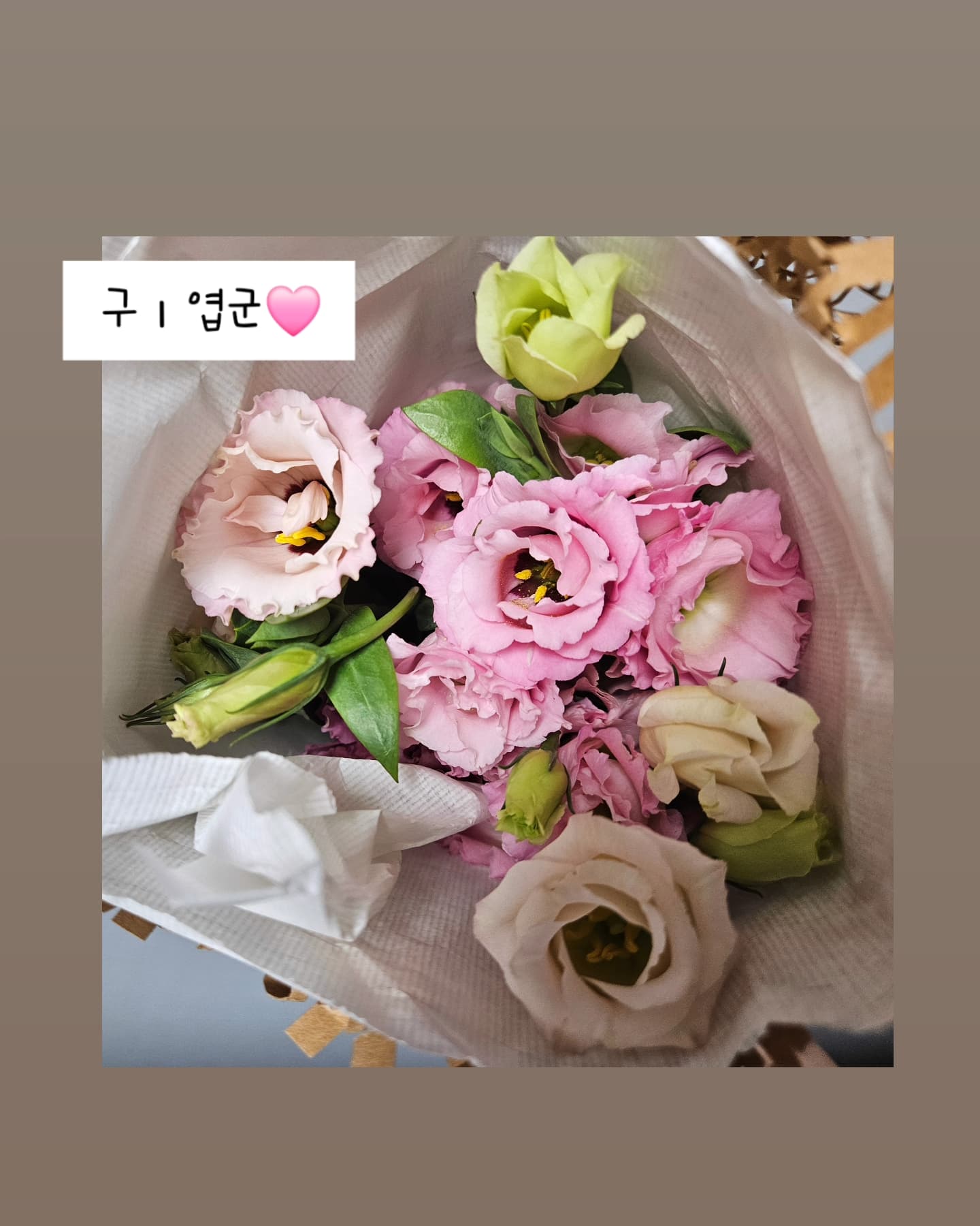 하느미없이 떵이와 둘이있는 첫 주말🍁
어제는 고마운 친구들이 늦게까지 함께해주어 모든 순간들이 재밌었고🙏
오늘은 눈 뜨자마자 뽀리네로 출동해서 팔다리의 자유를 얻었으며, 5개월만에
넷플릭스를 봤는데...이렇게 재밌ㄷㅏ니🥹
.
.
.
서재에 숨겨져있던 하느미의 카드와 꽃배달로 피식 귀엽다는 생각이들었고,
'덕분에' 라는 단어가 마음에 가득하며, 그야말로 '덕분에' 초보엄마의 주말은
무사했고 감사했고 행복했다는🙏💓
.
.
.
.
.
.
.
.
.
.
.
#주말끝 #주말일기 #육아 #육아일상 #용띠맘 #용띠아기 #딸맘 #베이비 #베이비그램 #아기 #baby #babygirl #daily #dailygram
