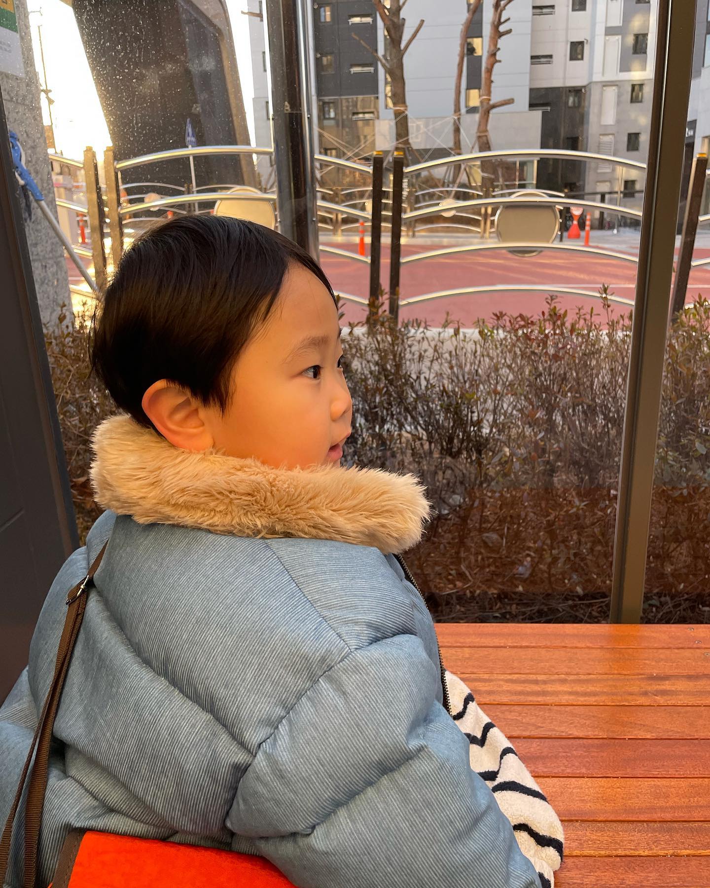 맘스테이션에 있는 모든 아이들에게
어디 유치원 다니냐고 몇 살 이냐고 묻고는
자기소개 한다고 바쁜 아침
나 왜 부끄럽지?
내 E성향 얘한테 다 빨린듯