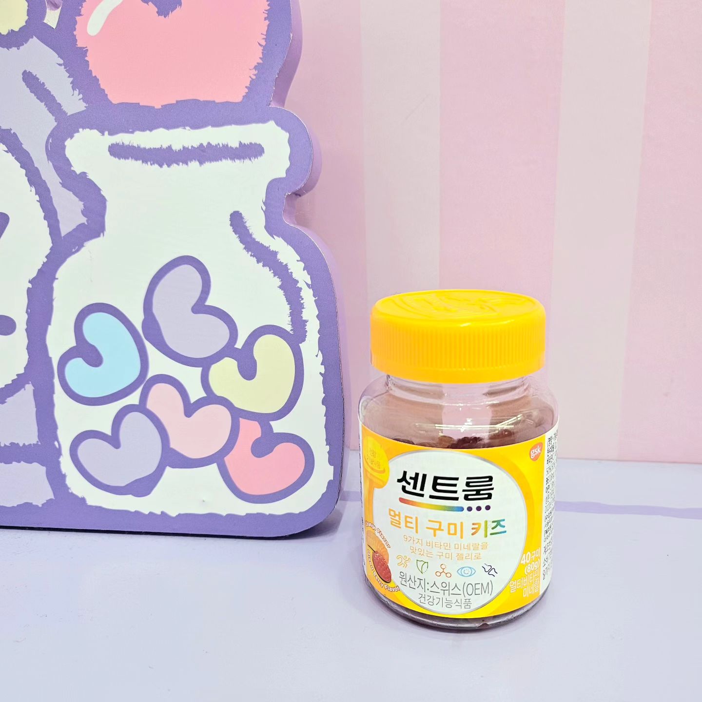 #광고
⠀
우리가족의 건강을 책임지고 있는 센트룸.
저랑 신랑은 센트룸 맨과 센트룸 우먼으로
부모님의 건강은 센트룸 실버맨, 센트룸 실버우먼으로 챙기고 있었는데
이제 젤리형 멀티비타민 센트룸 멀티구미가
성장기 어린이*의 건강까지 챙겨줄 수 있는 센트룸멀티구미키즈로 나왔어요.
⠀
이로써 모든 퍼즐이 완성되었다!!
온가족의 건강 지킴이 센트룸~~~
⠀
센트룸 멀티 구미 키즈에는 9가지 비타민과 미네랄이 들어있는데,
뼈의 형성과 유지에 필요한 비타민D도 함유되어있어요.
⠀
찐득하지 않은 쫄깃한 식감이라
치아에 달라붙지 않아서 좋고,
오렌지 맛, 믹스베리 맛으로 되어 있어 아이가 맛있다고 너무 좋아해요.
엄마가 챙겨주지 않아도 되는 센트룸 멀티구미키즈.
맛있어서 아이 스스로 꺼내먹고 있어요.
하루에 1구미가 섭취 권장량입니다~
⠀
오직 약국 내 건강기능식품 코너에서만 판매한다고 하니 찾아가 보세요~
⠀
*만 3세 이상 어린이
⠀
2310-PM-KR-CNT-23-00131 / 건강기능식품 / 센트룸멀티구미키즈 / 제조원 : Amapharm GmbH, Germany / 수입판매원: (주)글락소스미스클라인컨슈머헬스케어코리아 /안전한 섭취를 위해 섭취 전 반드시 표기된 제품정보를 확인하세요.
⠀
#센트룸 #센트룸멀티구미키즈 #어린이비타민 #어린이영양제 #키즈비타민 #젤리비타민 #구미비타민 #비타민추천
⠀