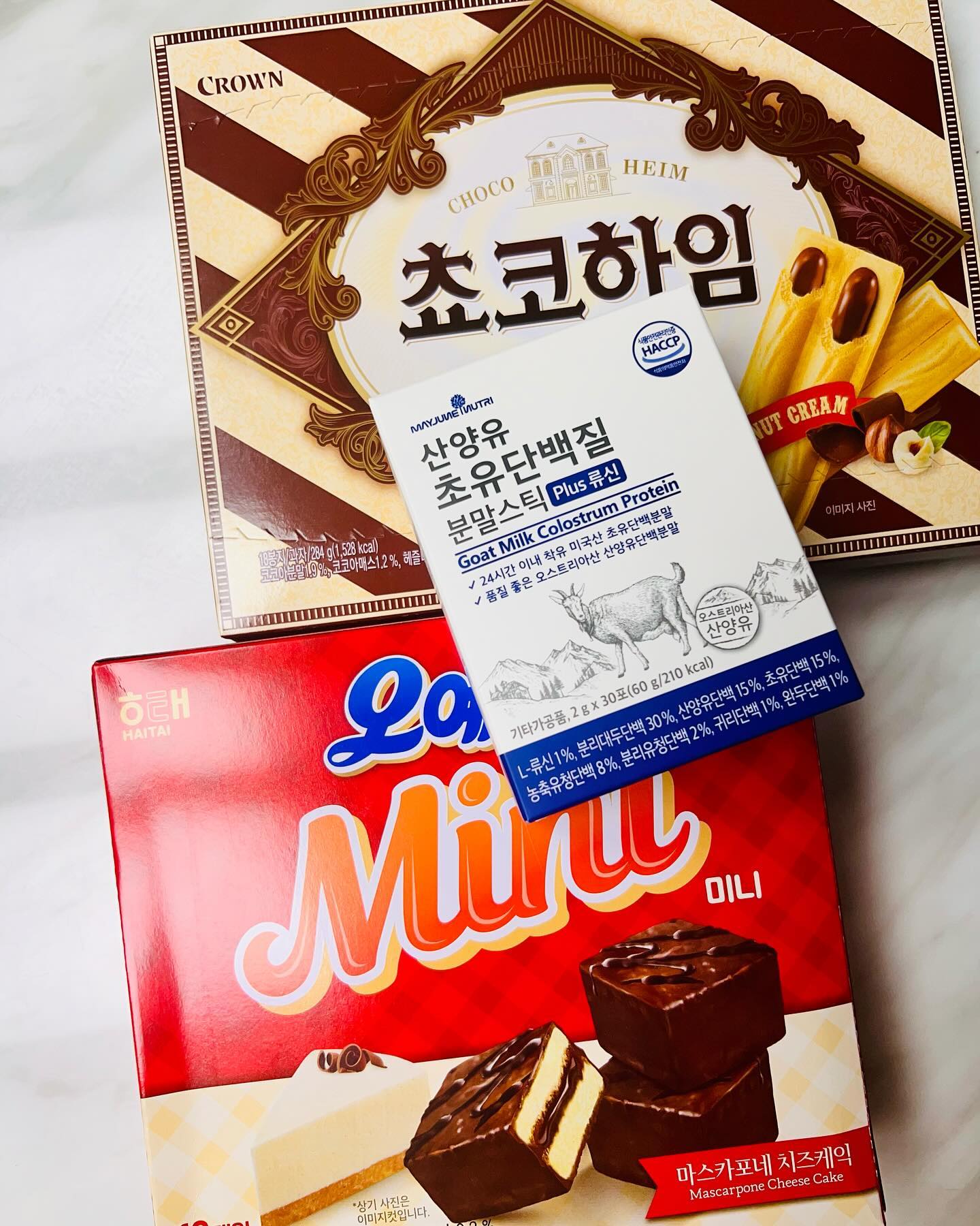 #발렌타인데이 #곽아빠 밎춤선물🎁

초딩입맛이라 달달구리 과자 좋아라하는데...
풍치라...너무 달면 이가 시리다고함...
결론적으로 지가 먹고싶은것만 먹는 영감탱 🤣
그래서 건강생각하서 초유단백질도 같이 선물하는 나
ㅋㅋㅋㅋ그런데 구정지나고 몸무게 재보고 충격받았는지..
저녁도 안먹고 미니 오예스 한개 먹고 취짐..👏👏
그나저나 나도 몸무게..보고 뜨악했는데..
난 밥맛이 너무 좋음 ㅡㅡㅋ 

#다이어트는내일부터 👍