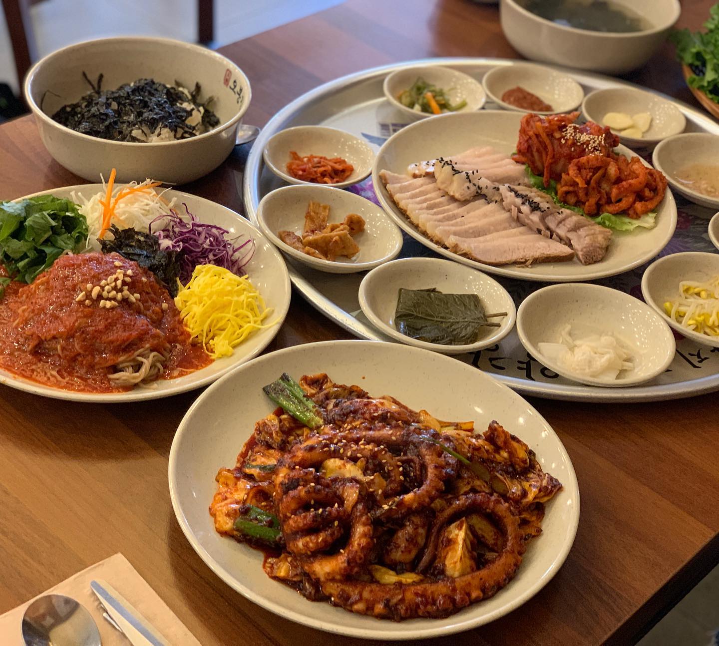 수육에 막국수 샥 말아 먹고 
낙지덮밥 슥슥 비벼 마무리.. 

#오봉집 #둔산동맛집 #대전맛집