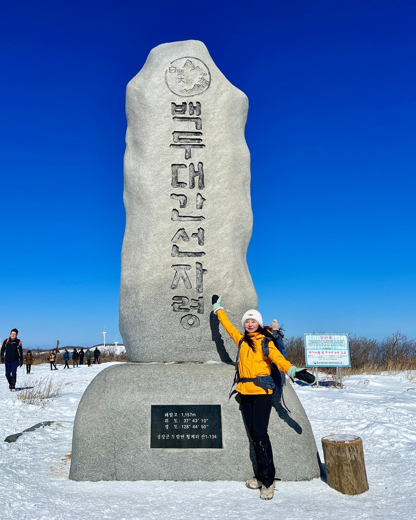 .
끝나지 않은 선자령 눈꽃산행❄️🩵
이번 겨울 선자령지킴이 나야🙋🏻‍♀️

다들 눈꽃산행 끝물이라 선자령오셨나...
역대최대 인파와 함께 줄지어서 올라갔다
정상석에서 10분 넘게 기다려서 사진찍음😂

⛰: 2/17 대관령 선자령🏔️ 9:40-13:40
🏃🏻‍♀️ :대관령마을 휴게소-선자령
🕰️: 등산 2시간 20분, 하산 1시간 15분
  사진도 찍었지만, 사람 너무 많아서 줄서서 가야해서 
  시간 오래걸림. 심지어 하산할때는 뛰어내려와서 저 정도😆
🌡️: 등산시간대에 0~영상3도/풍속3이었는데, 
  선자령 정상부근에서는 바람 엄청 심하게 불었음 한 7-8될 듯
👚: 망사베이스+베이스+ 운동복집업+후리스집업+바막/기모레깅스+방수팬츠+울니삭스 / 올라가다 더워서 후리스벗고, 정상에서 다시 입음
📍날씨예보에 풍속 2-3이여도 모자 꼬옥 챙길 것....
 정상에서 얼어죽어...🥶🥶🥶